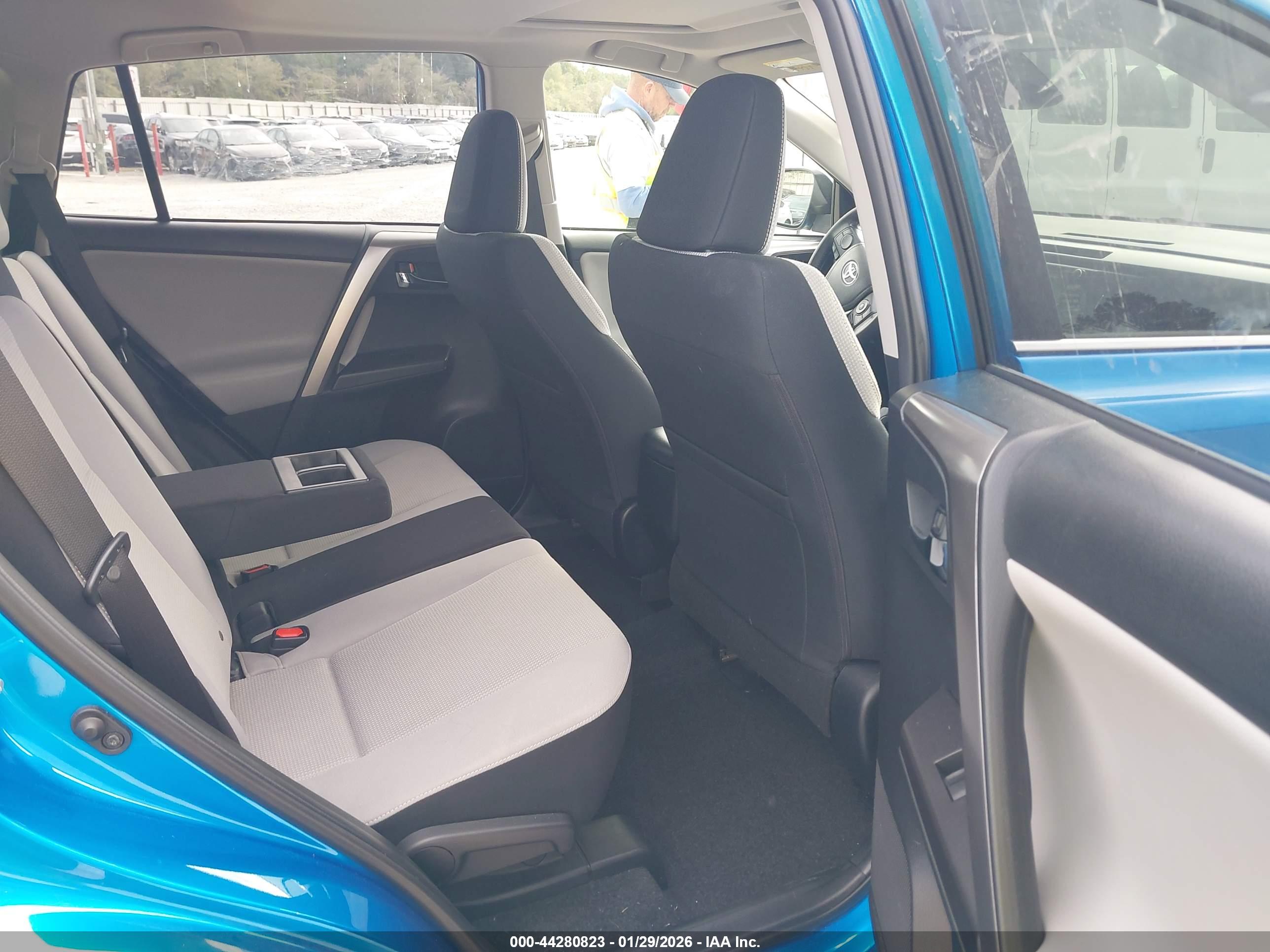 TOYOTA RAV4 image 8