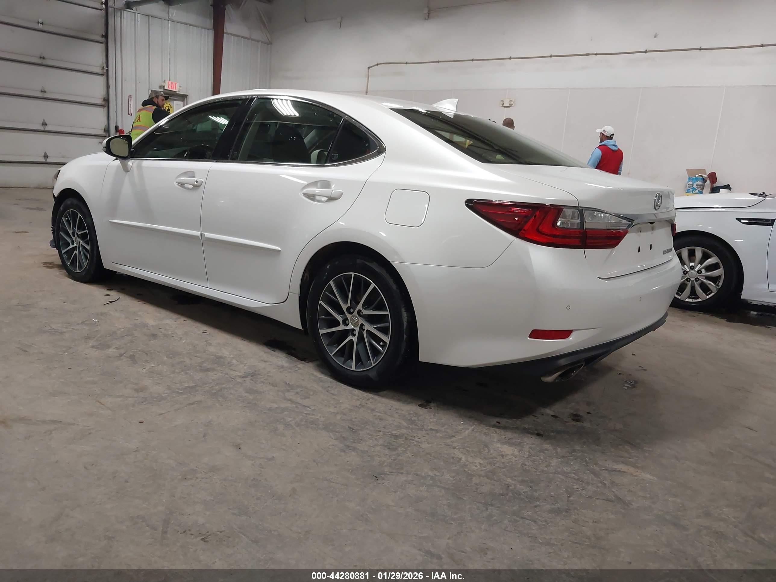 LEXUS ES image 3
