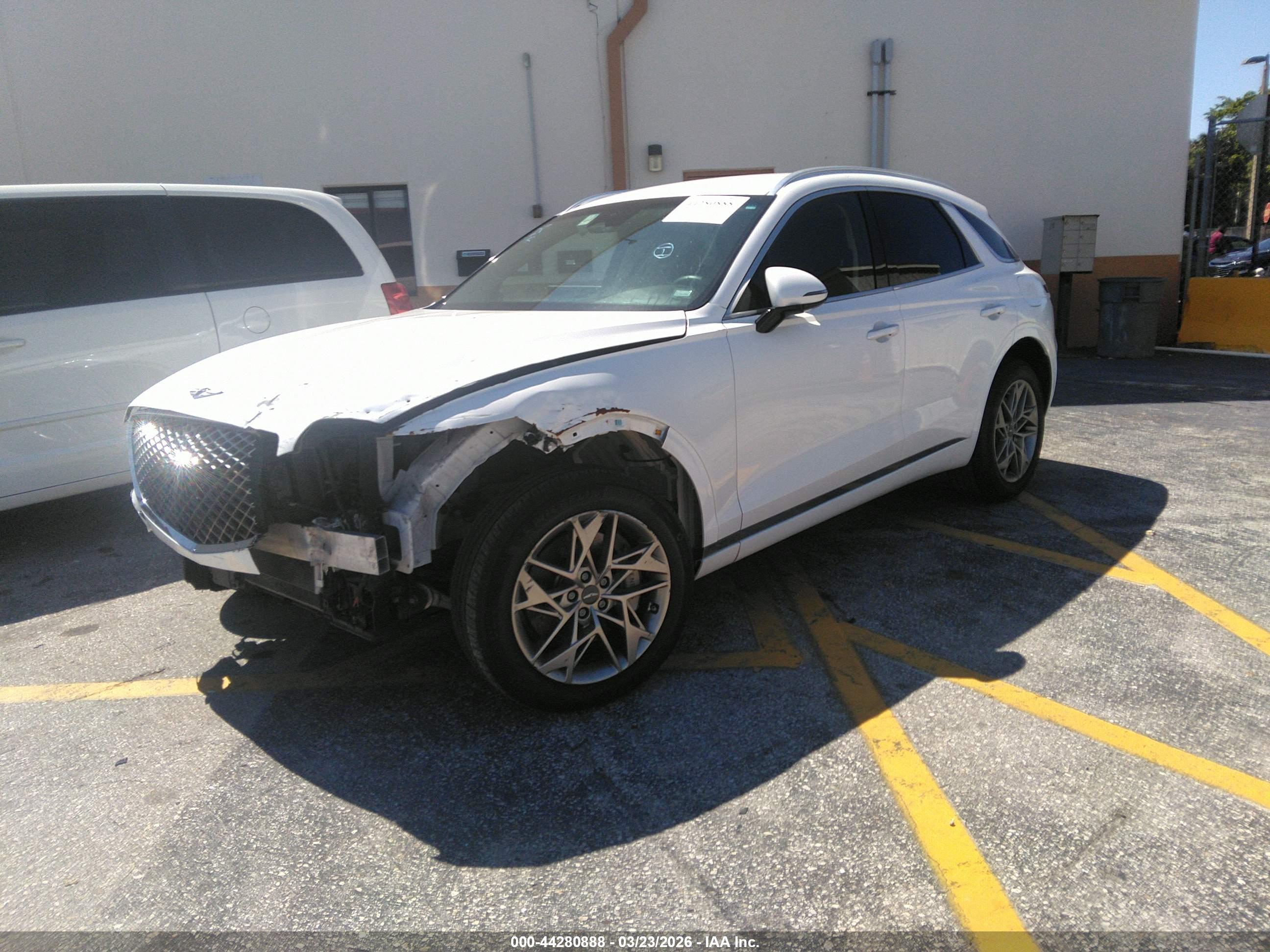 GENESIS GV70 image 2