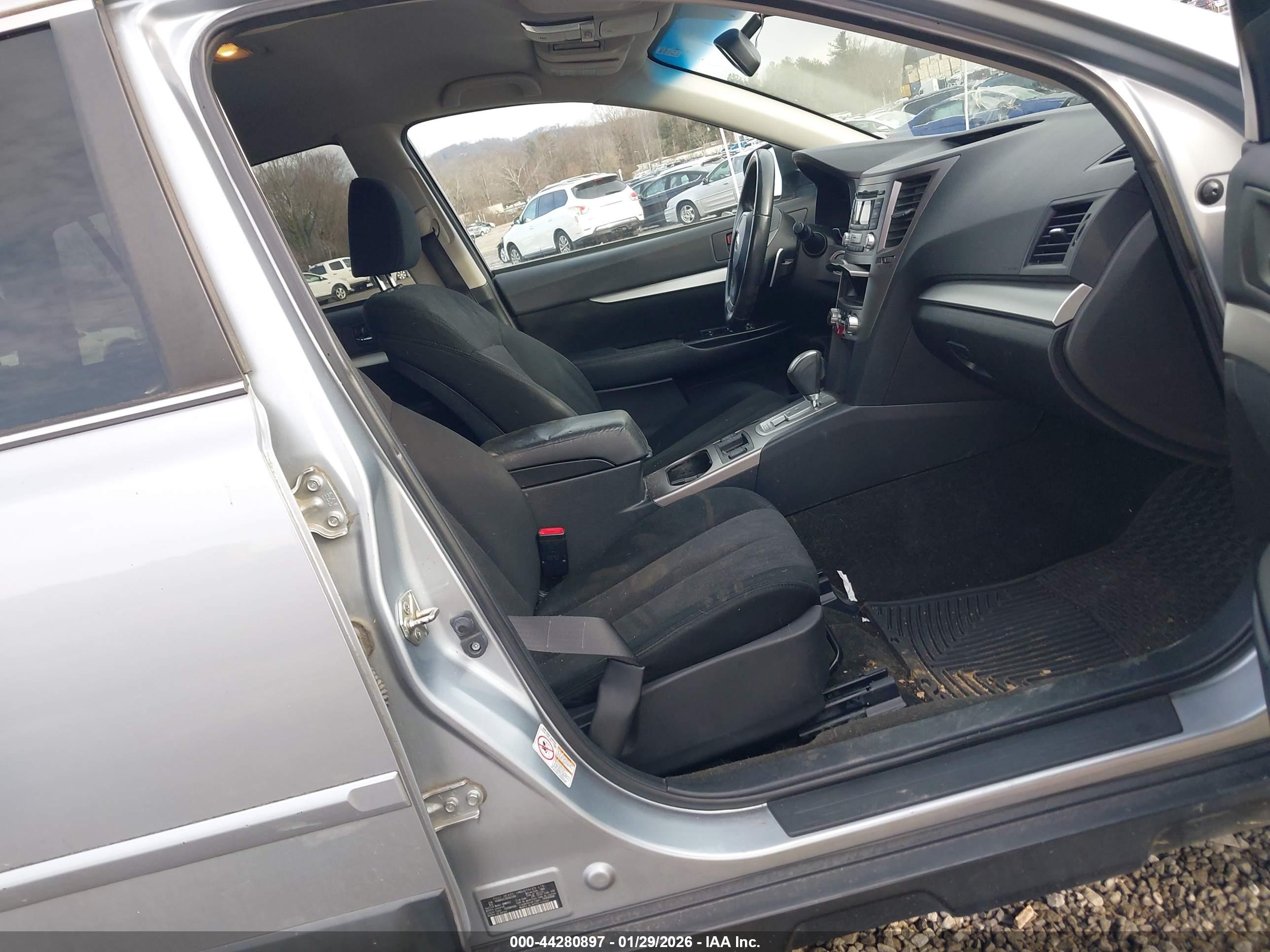 SUBARU OUTBACK image 5
