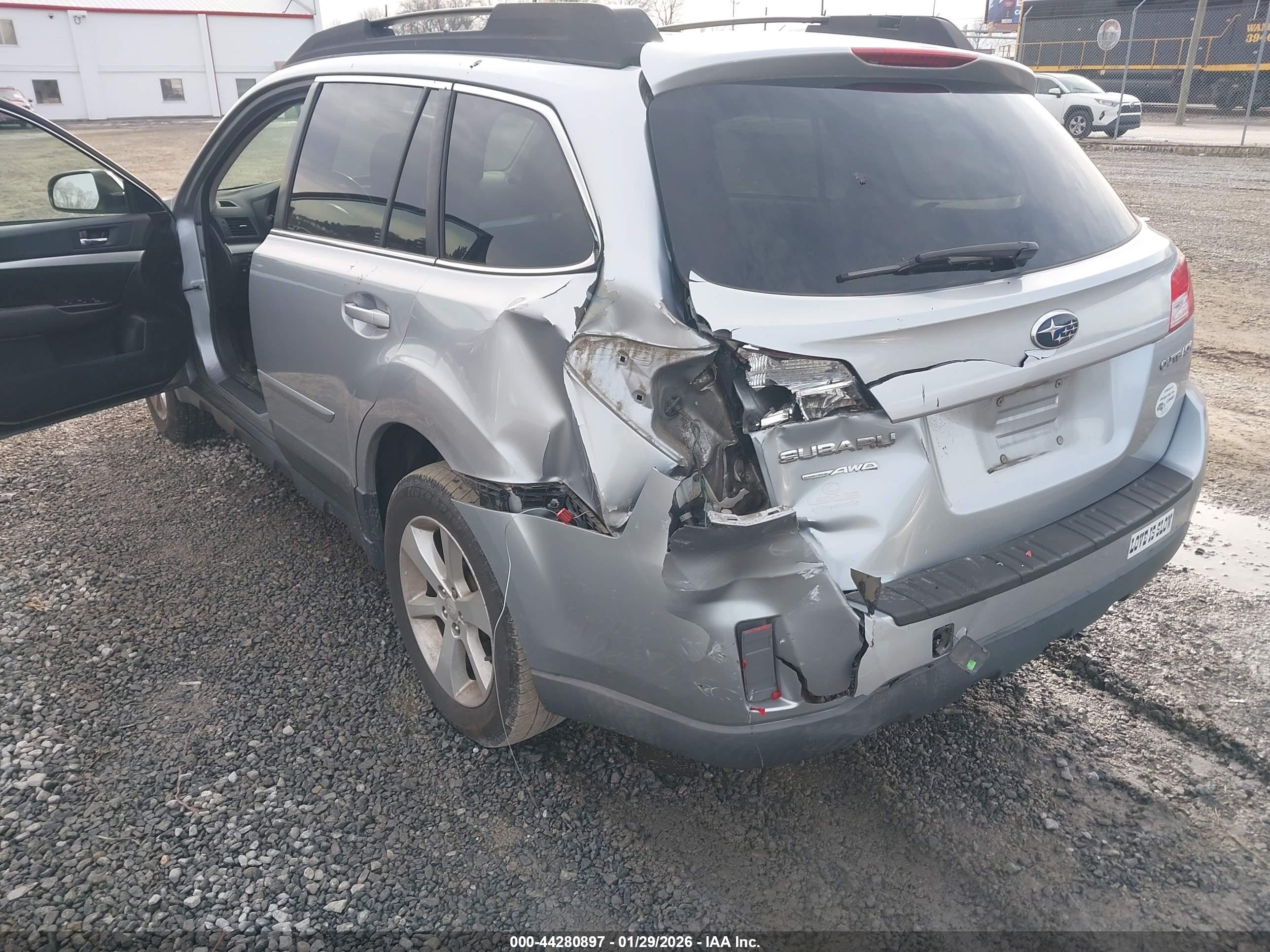 SUBARU OUTBACK image 6