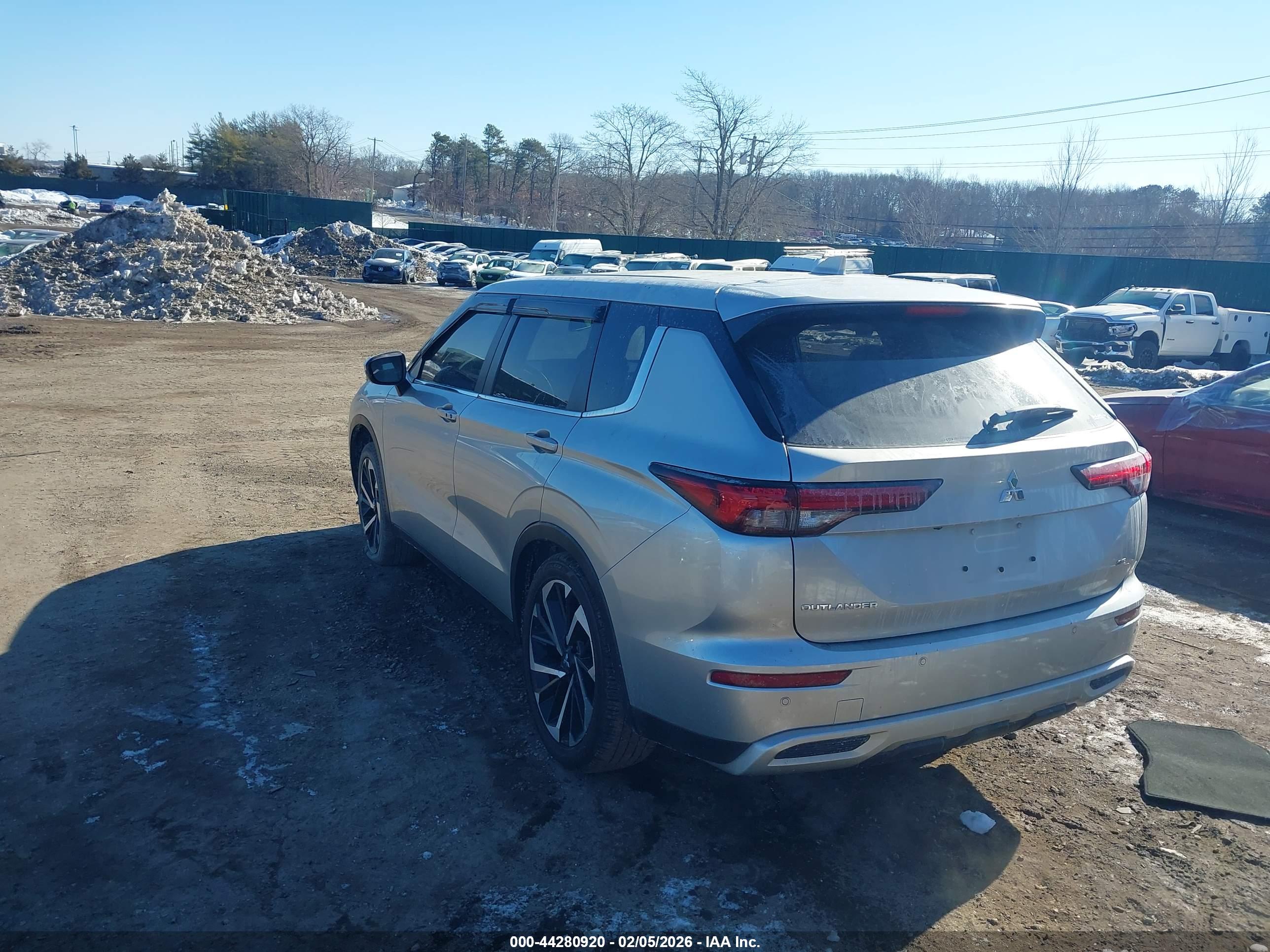 MITSUBISHI OUTLANDER image 3