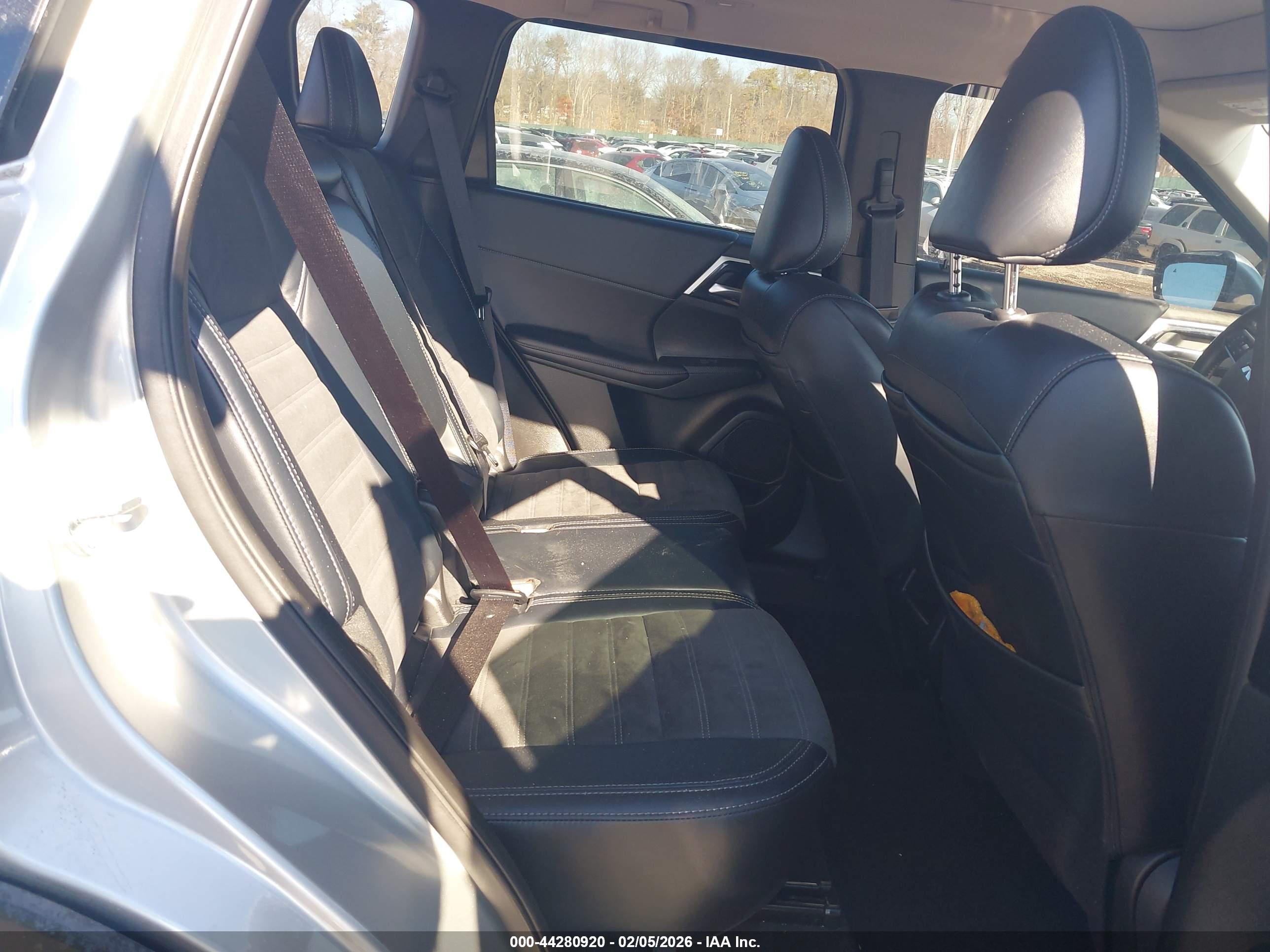MITSUBISHI OUTLANDER image 8