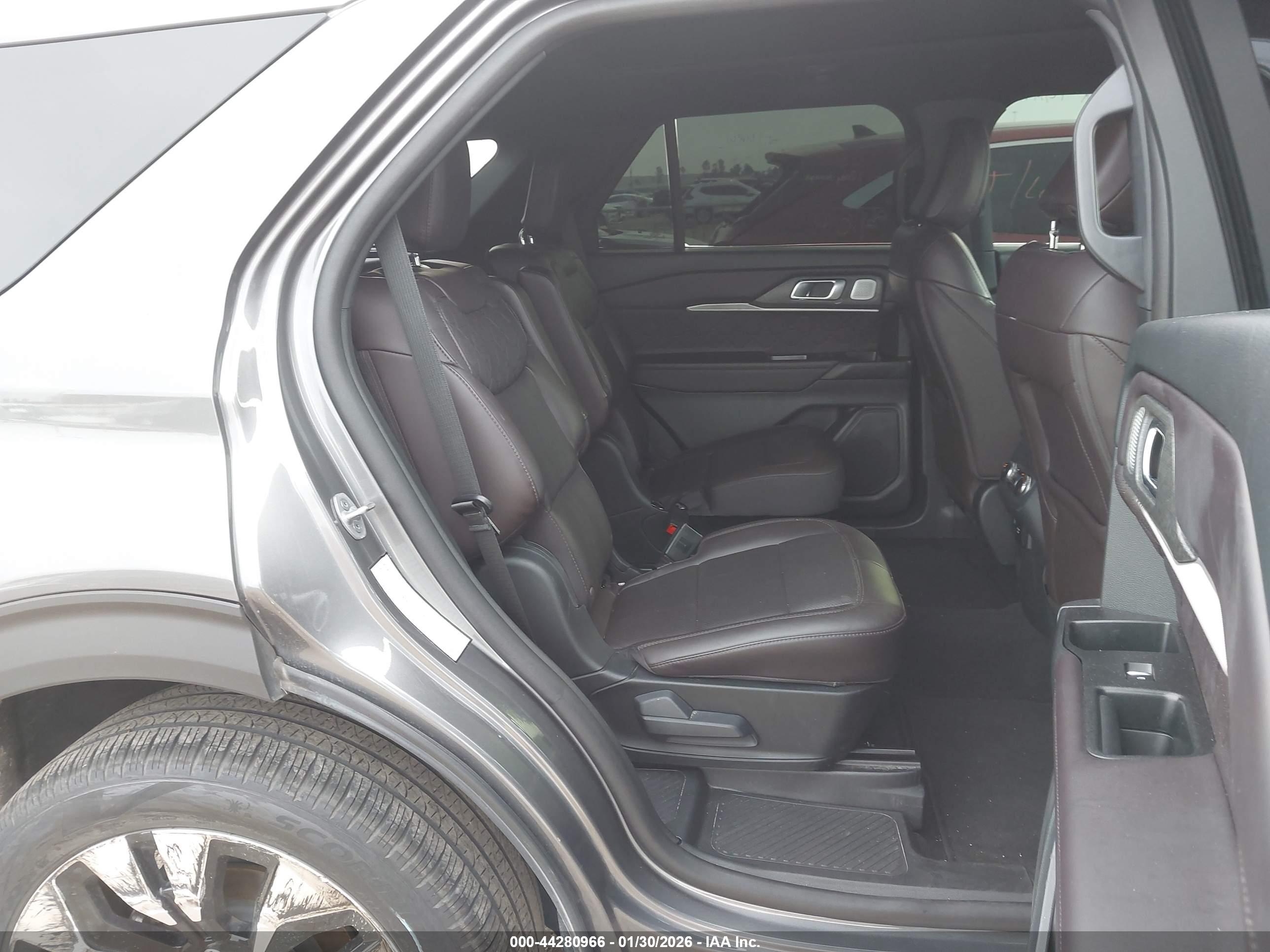 FORD EXPLORER image 8