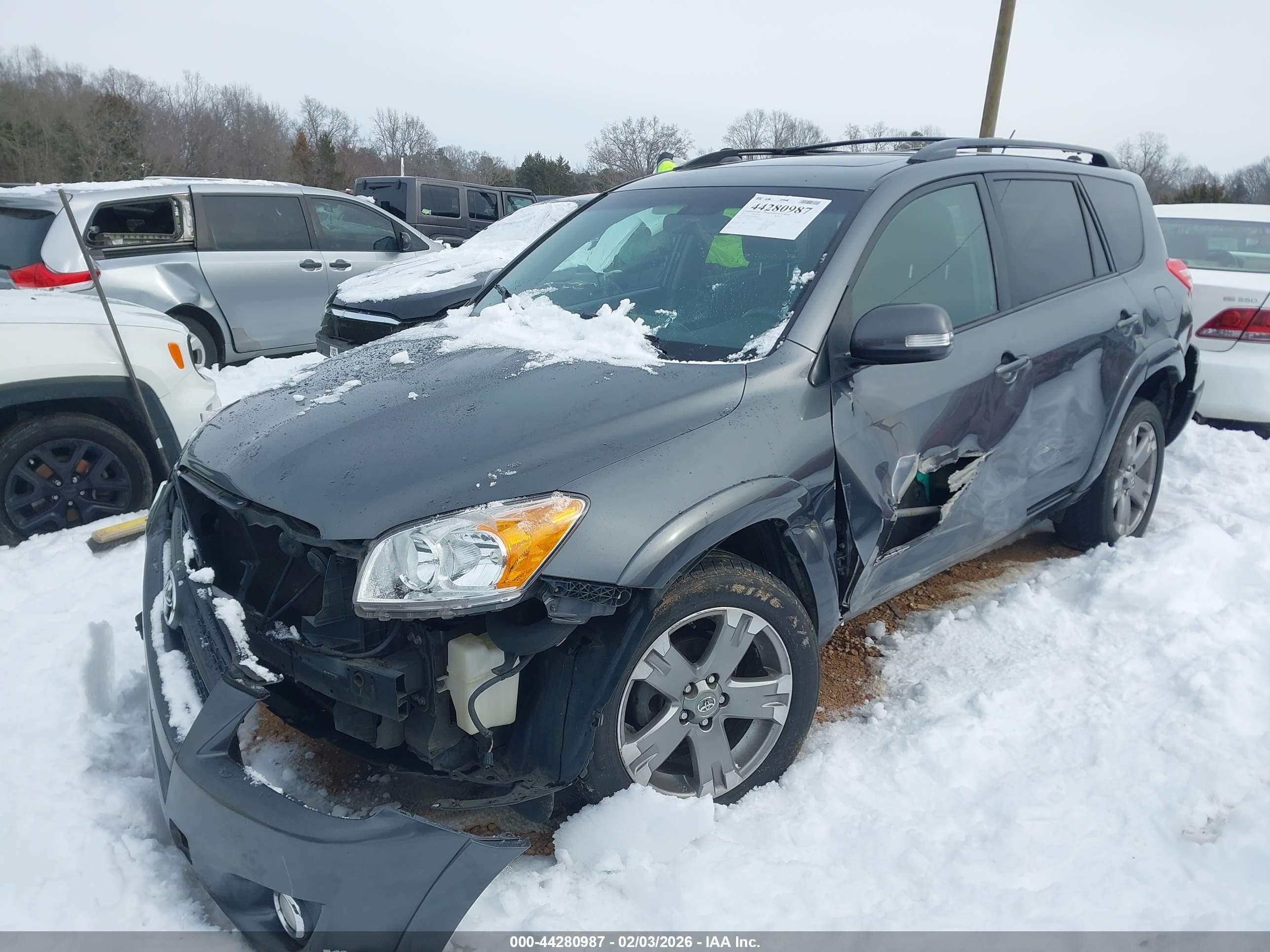 TOYOTA RAV4 image 2