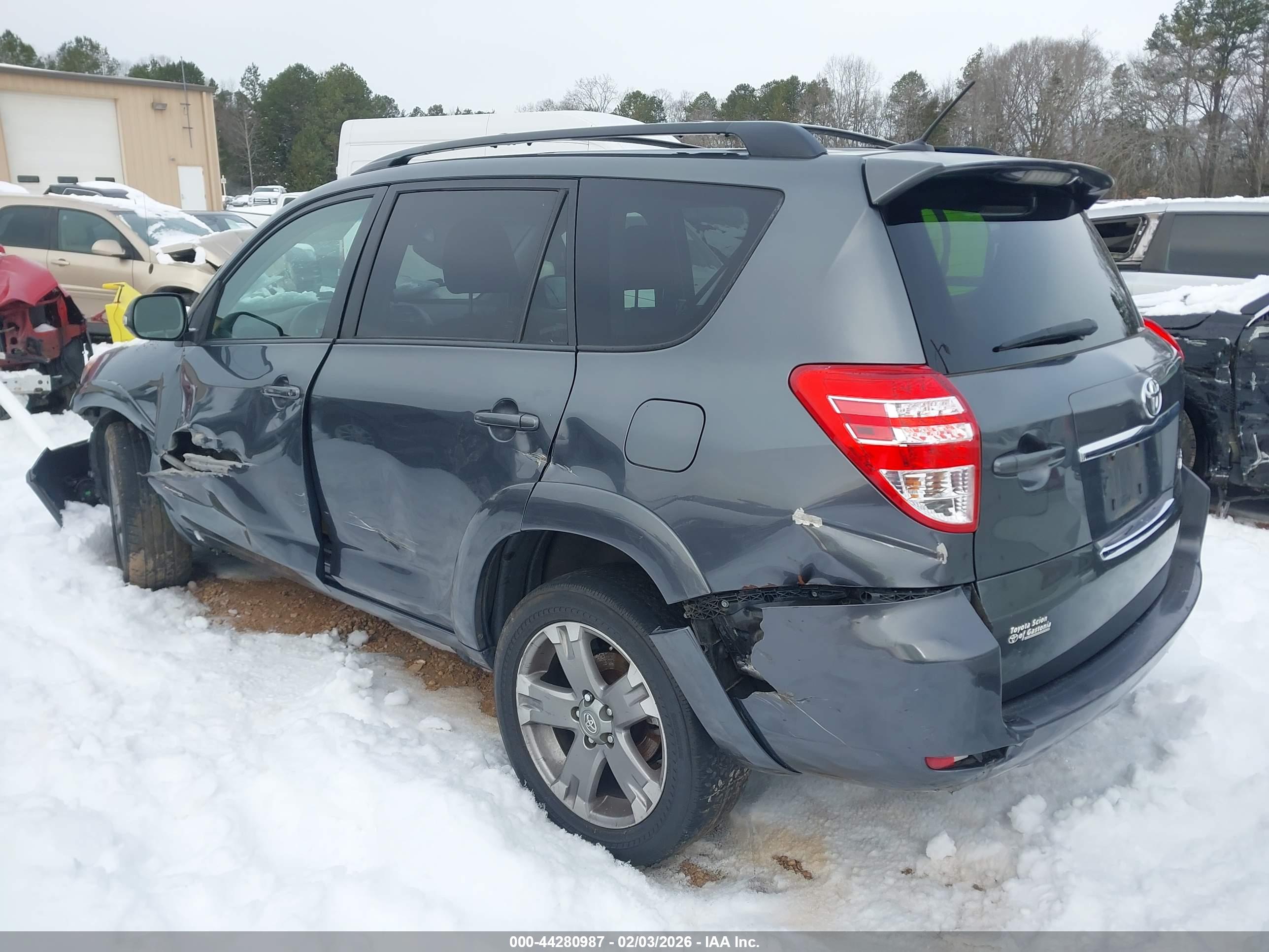 TOYOTA RAV4 image 3