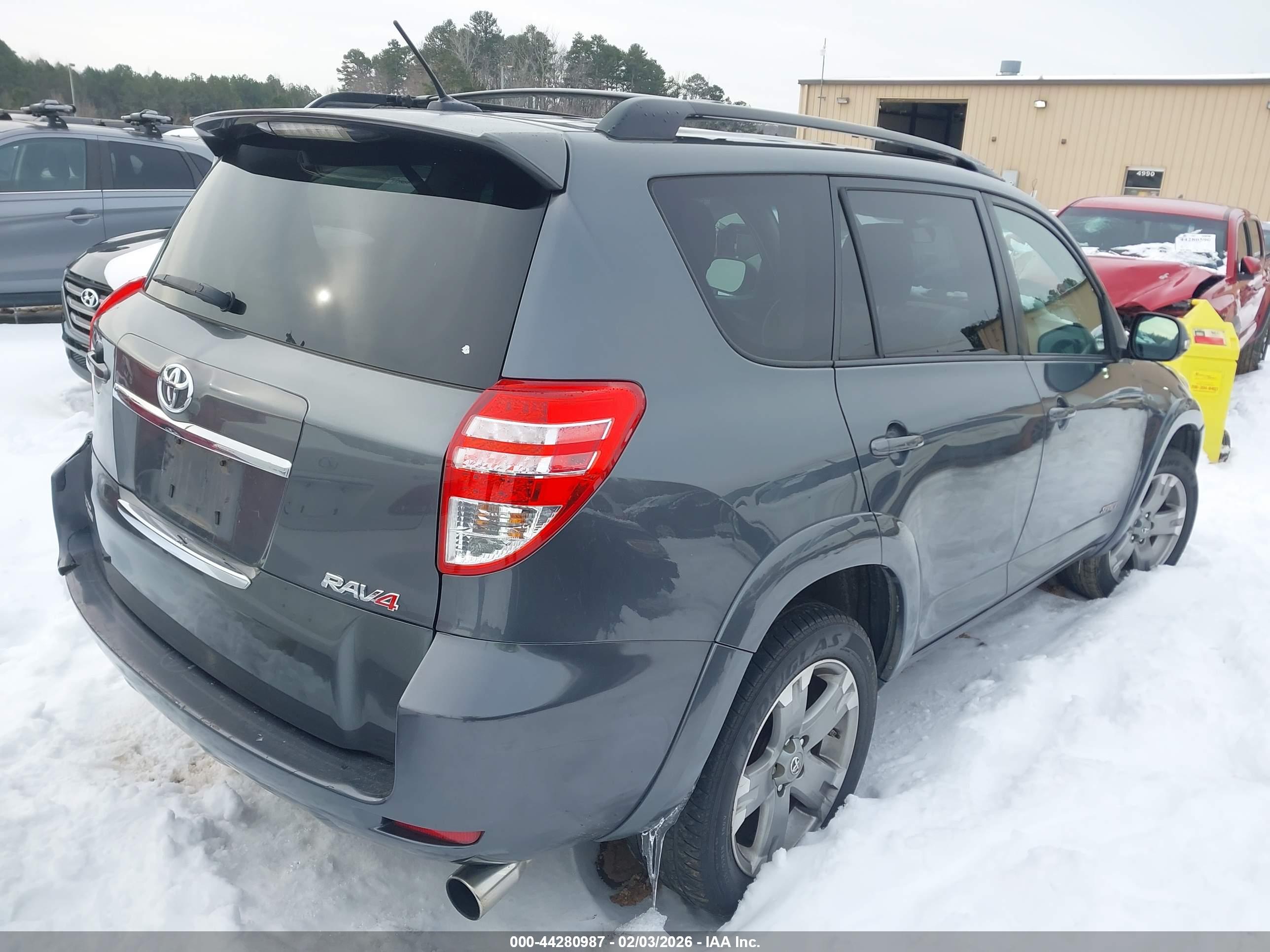 TOYOTA RAV4 image 4
