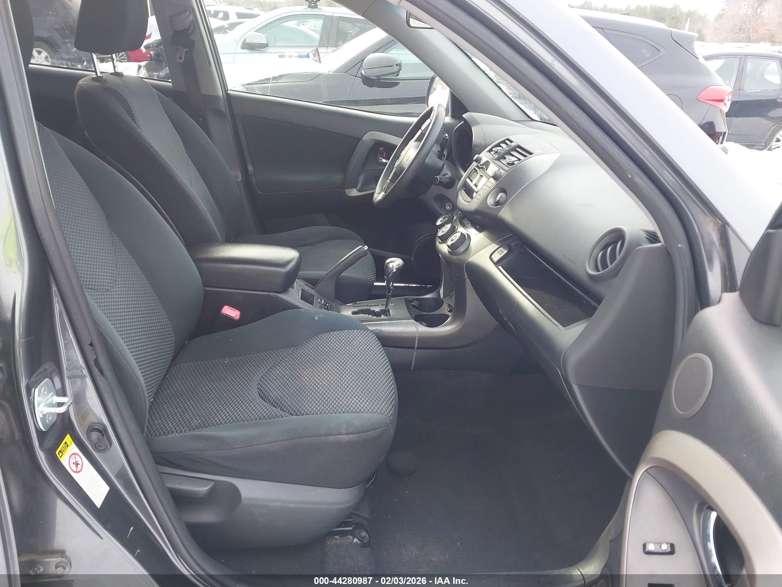 TOYOTA RAV4 image 5