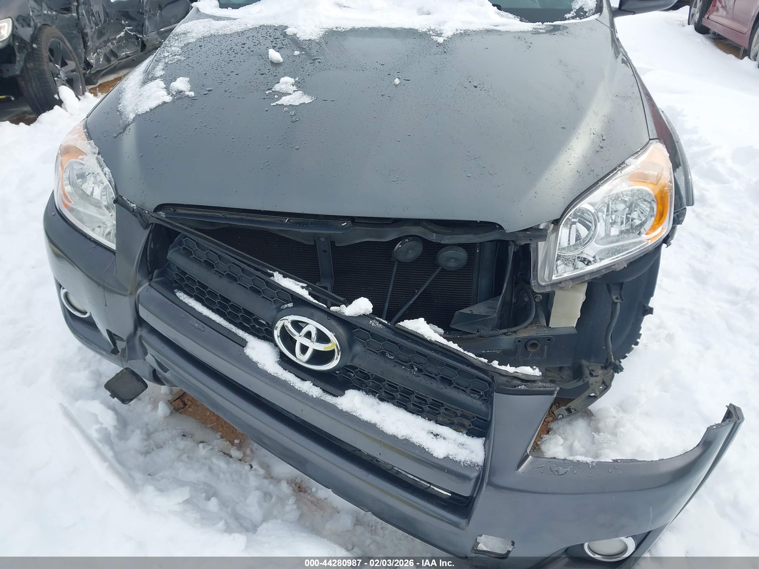 TOYOTA RAV4 image 6