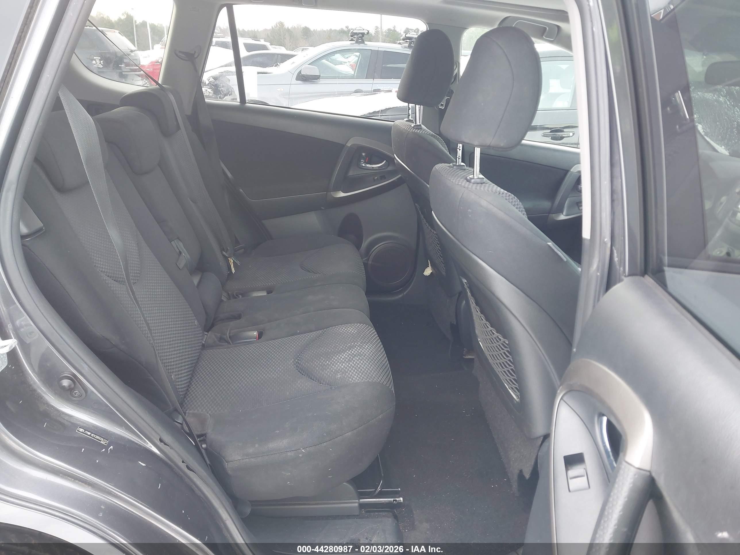 TOYOTA RAV4 image 8