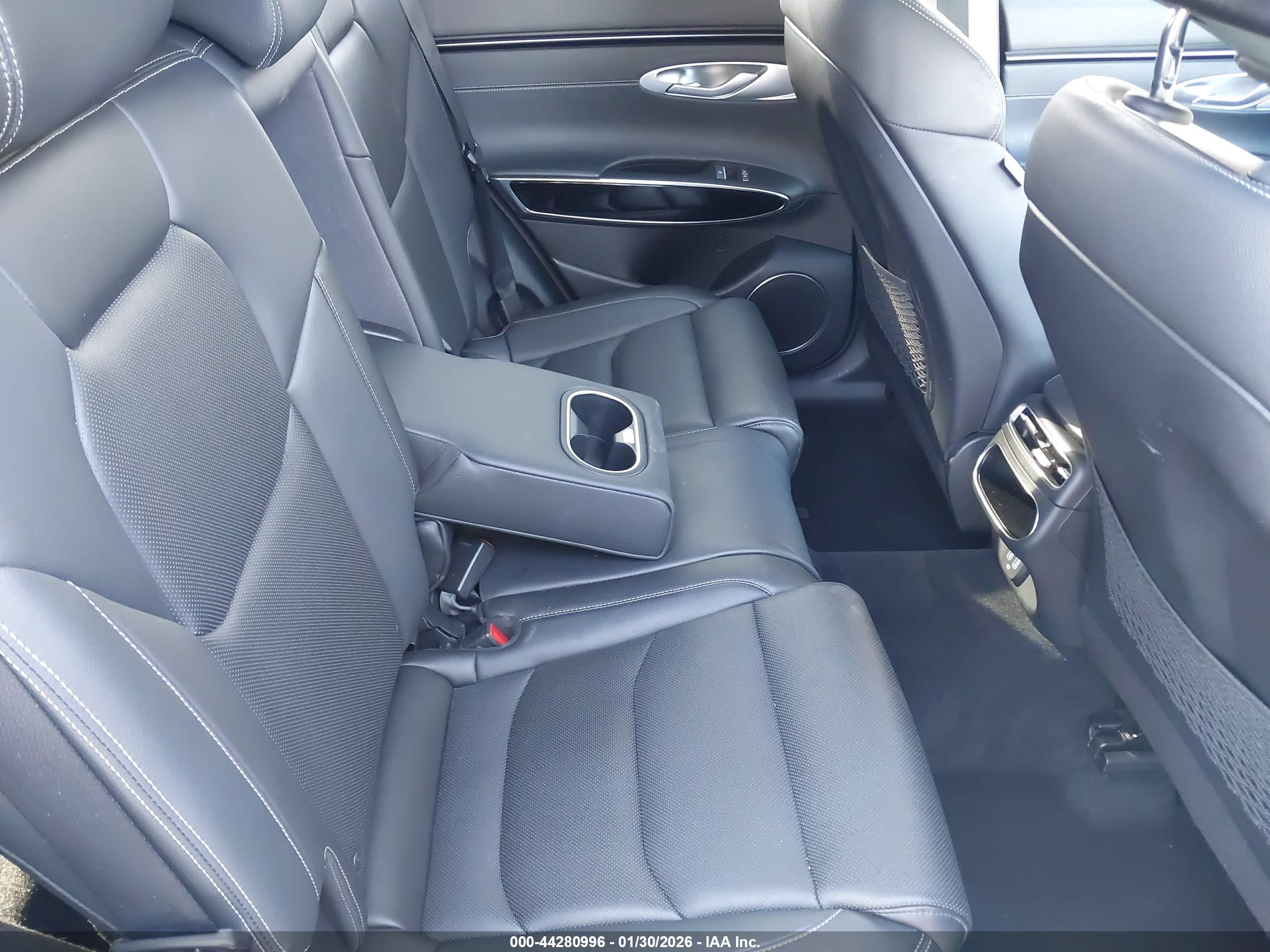 GENESIS GV70 image 8