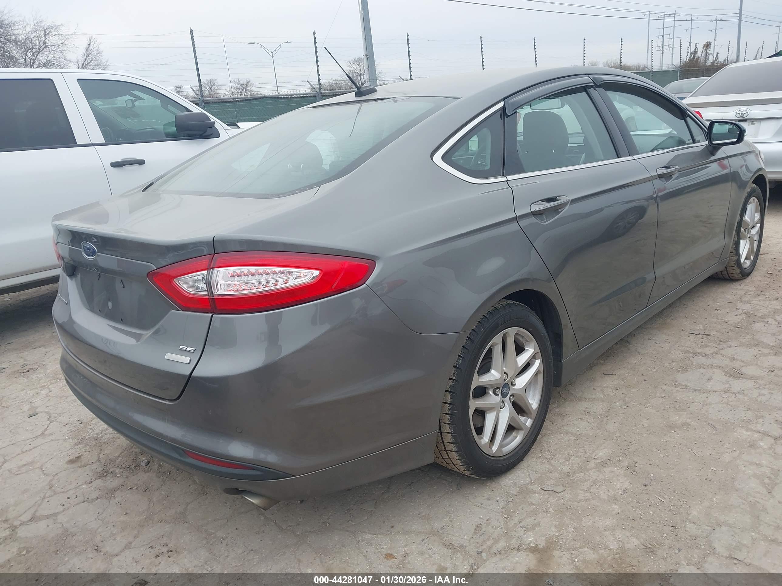 FORD FUSION image 4