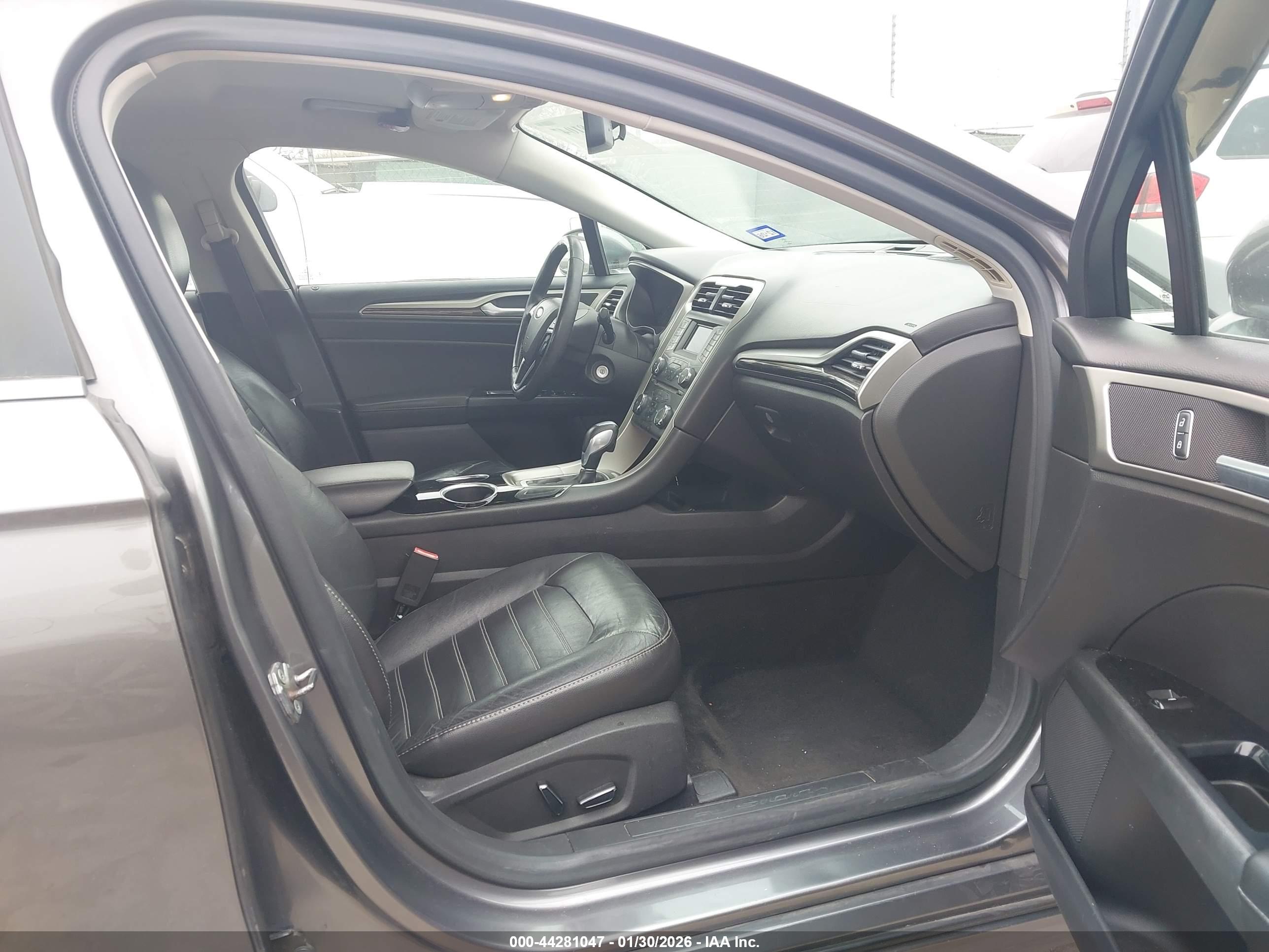 FORD FUSION image 5