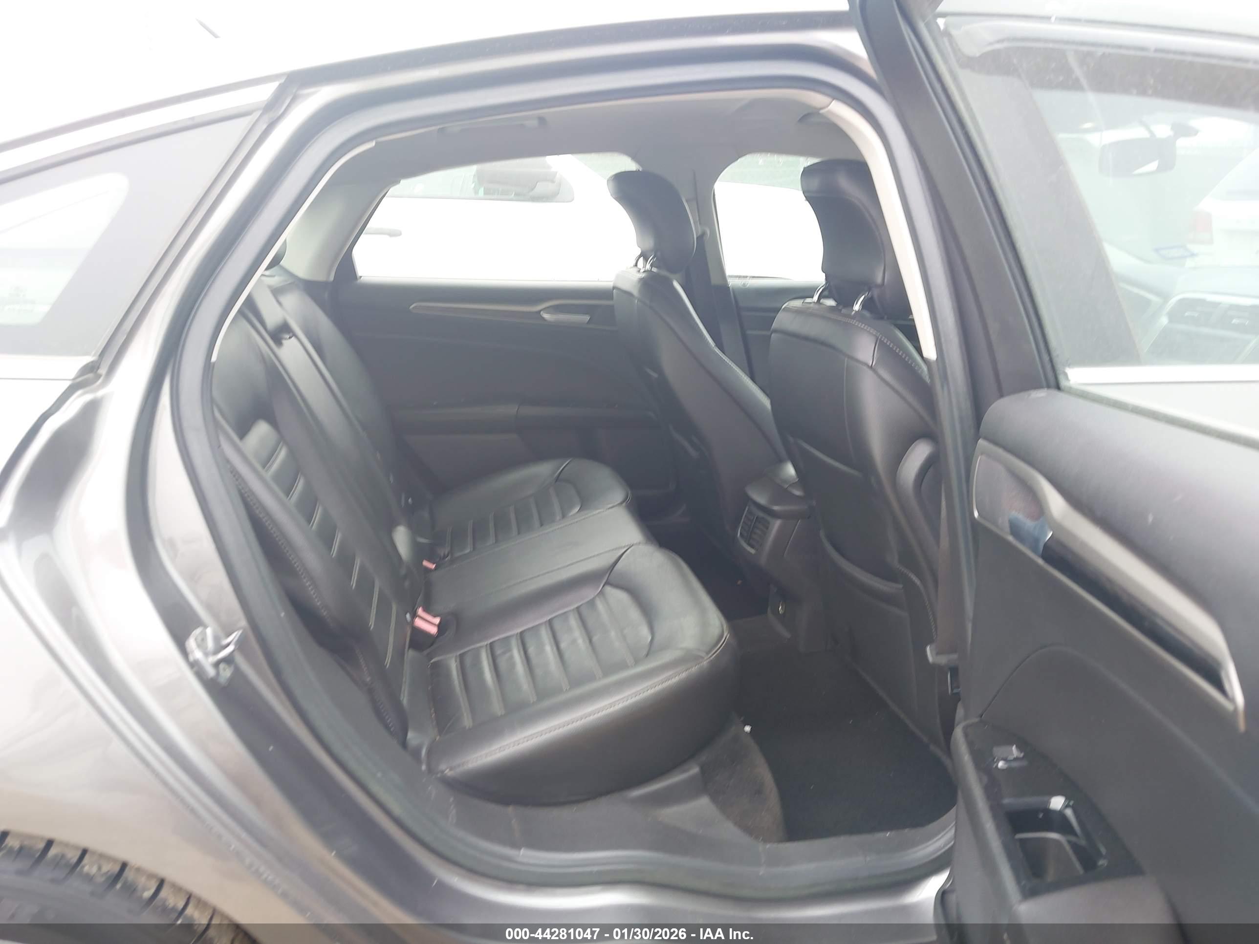 FORD FUSION image 8