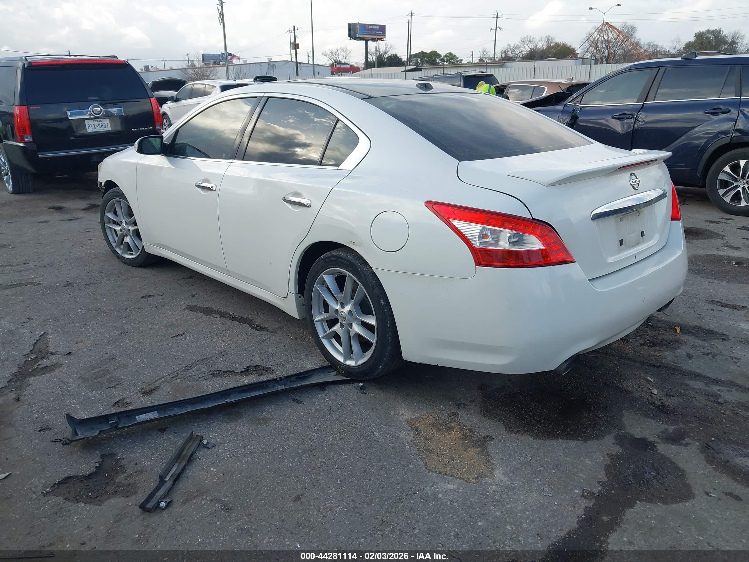 NISSAN MAXIMA image 3