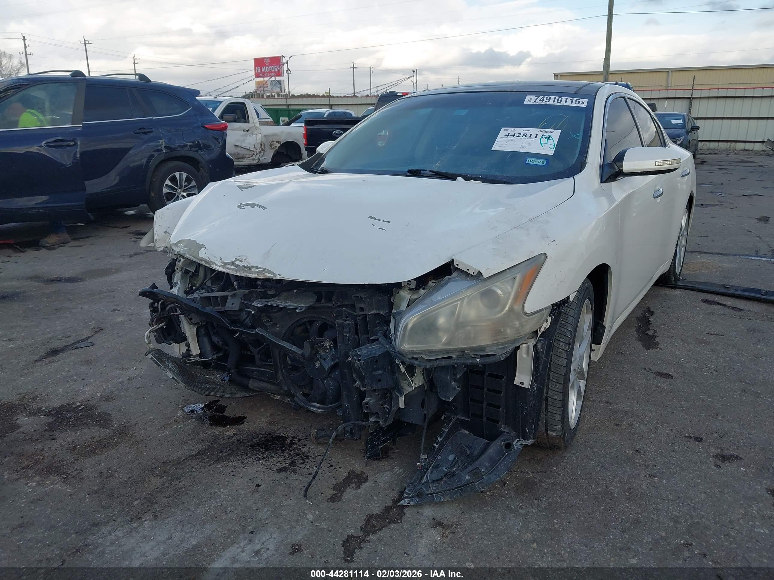 NISSAN MAXIMA image 6
