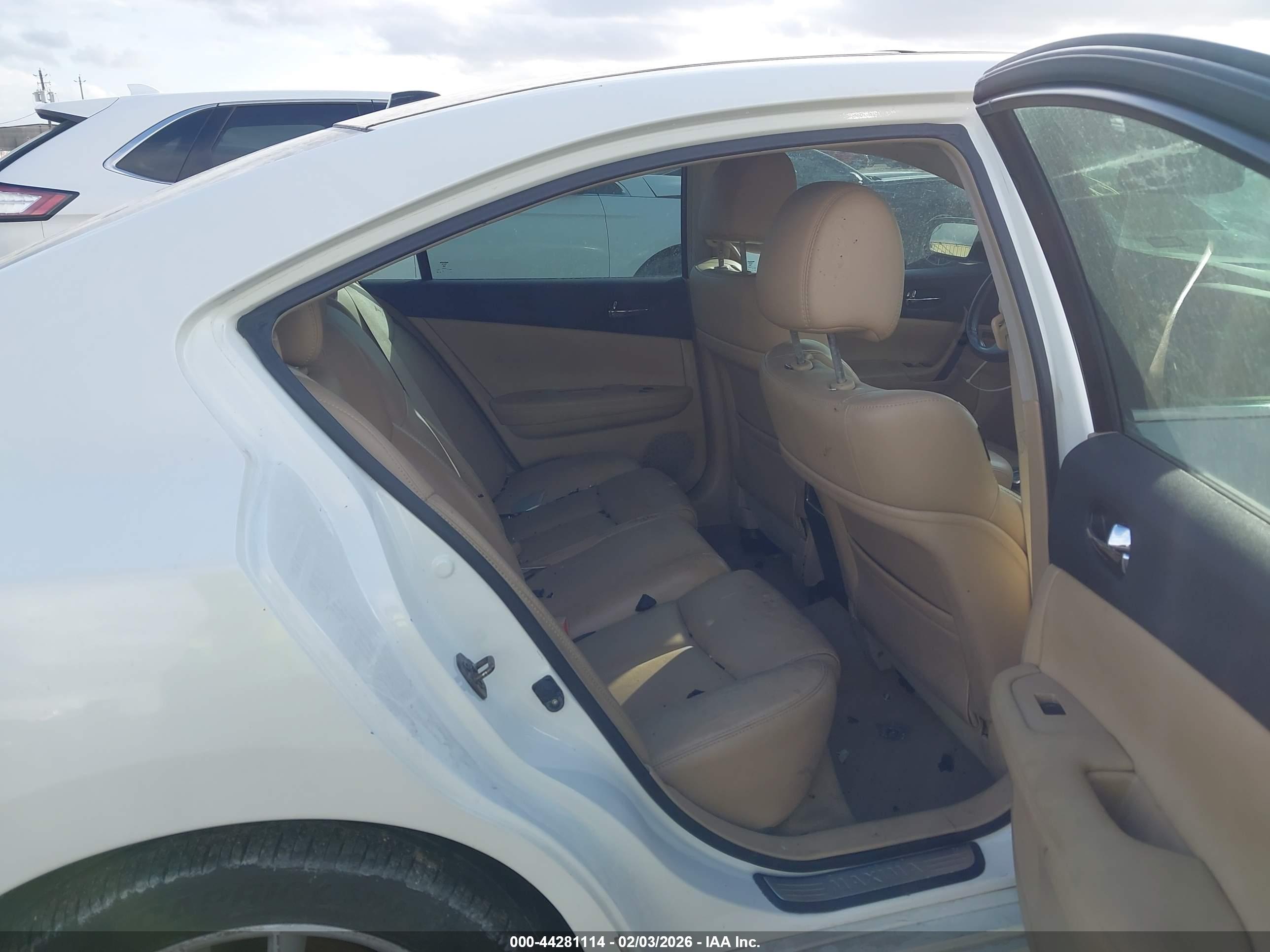 NISSAN MAXIMA image 8