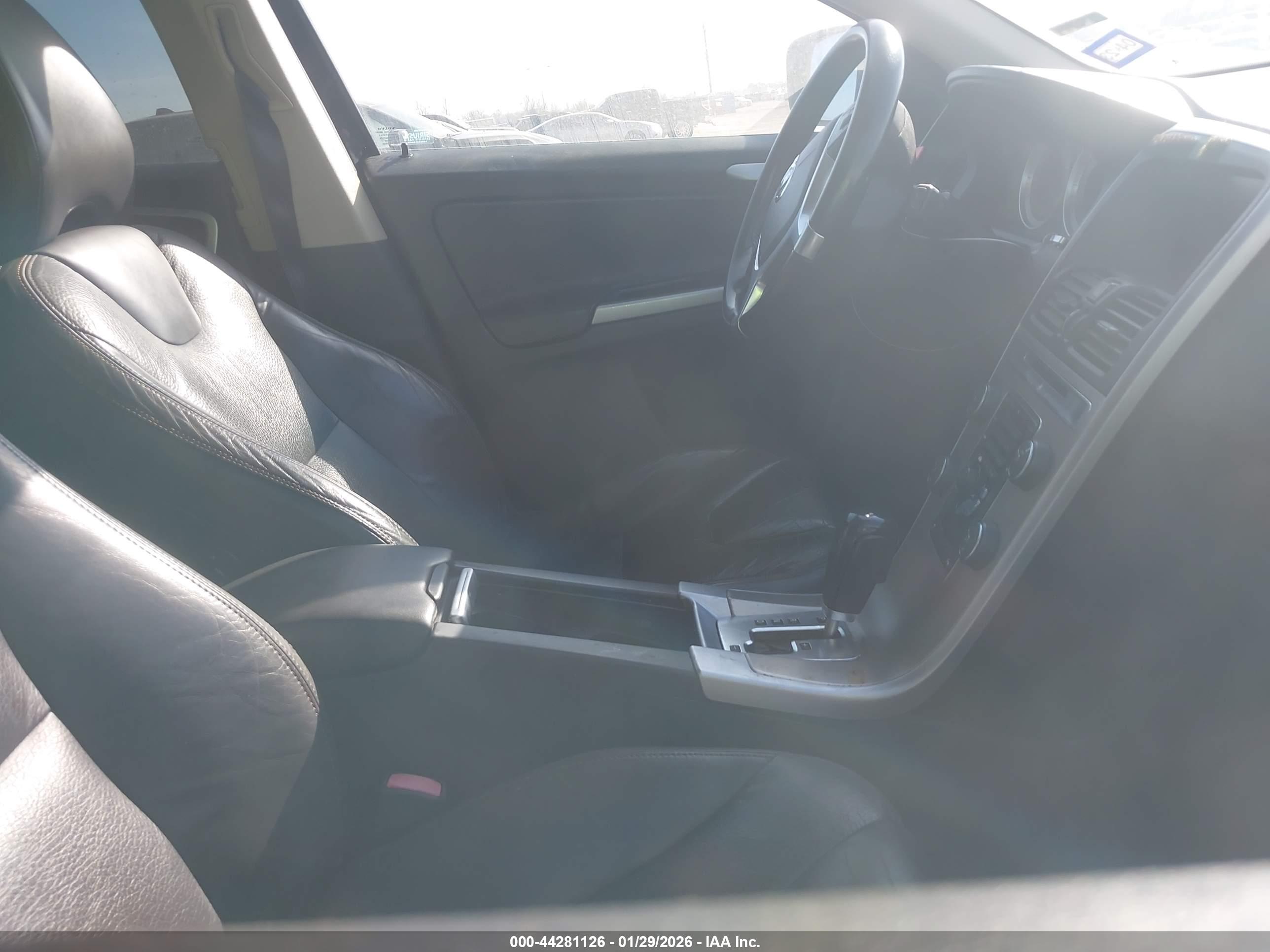 VOLVO XC60 image 5