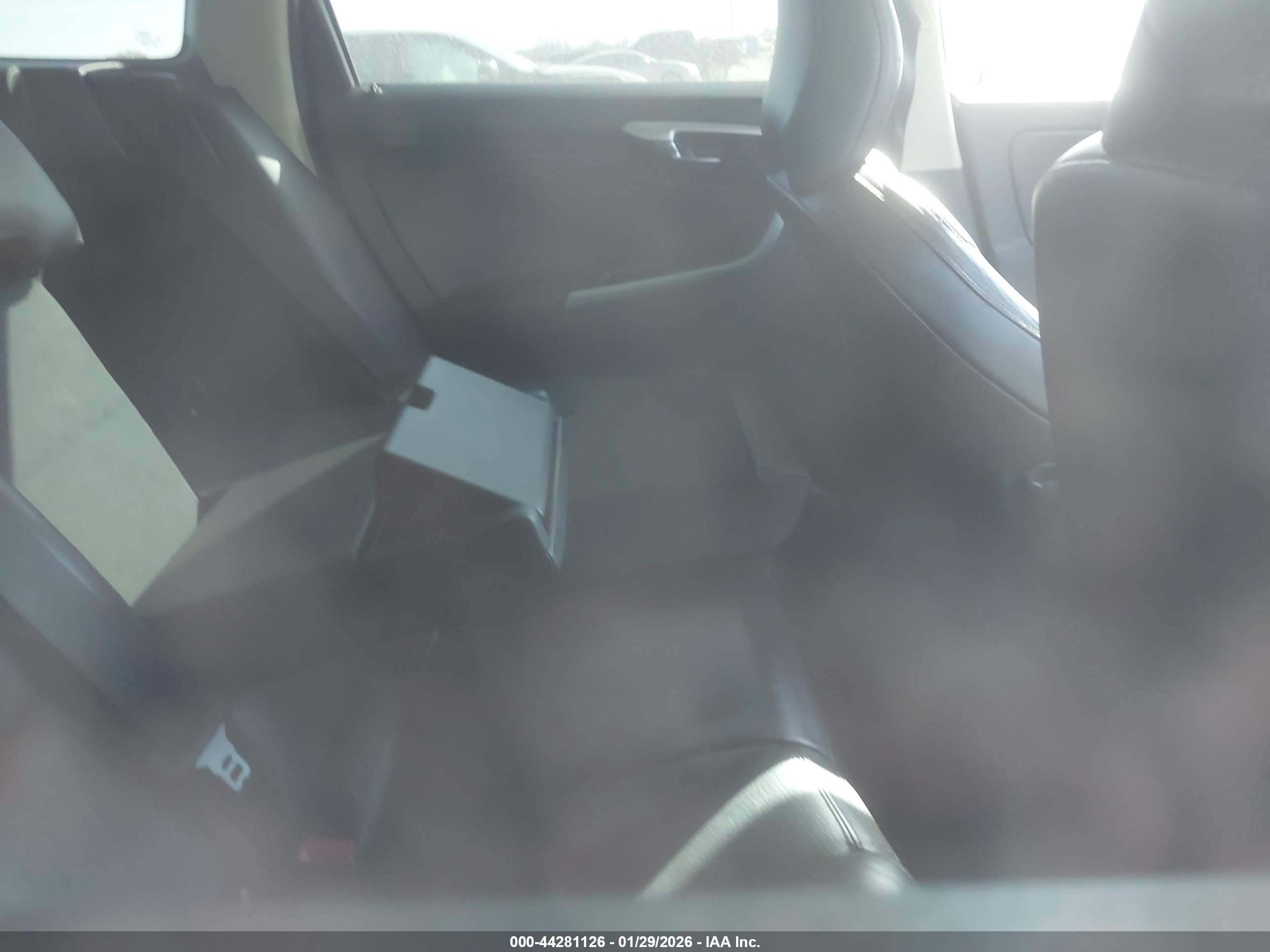 VOLVO XC60 image 8