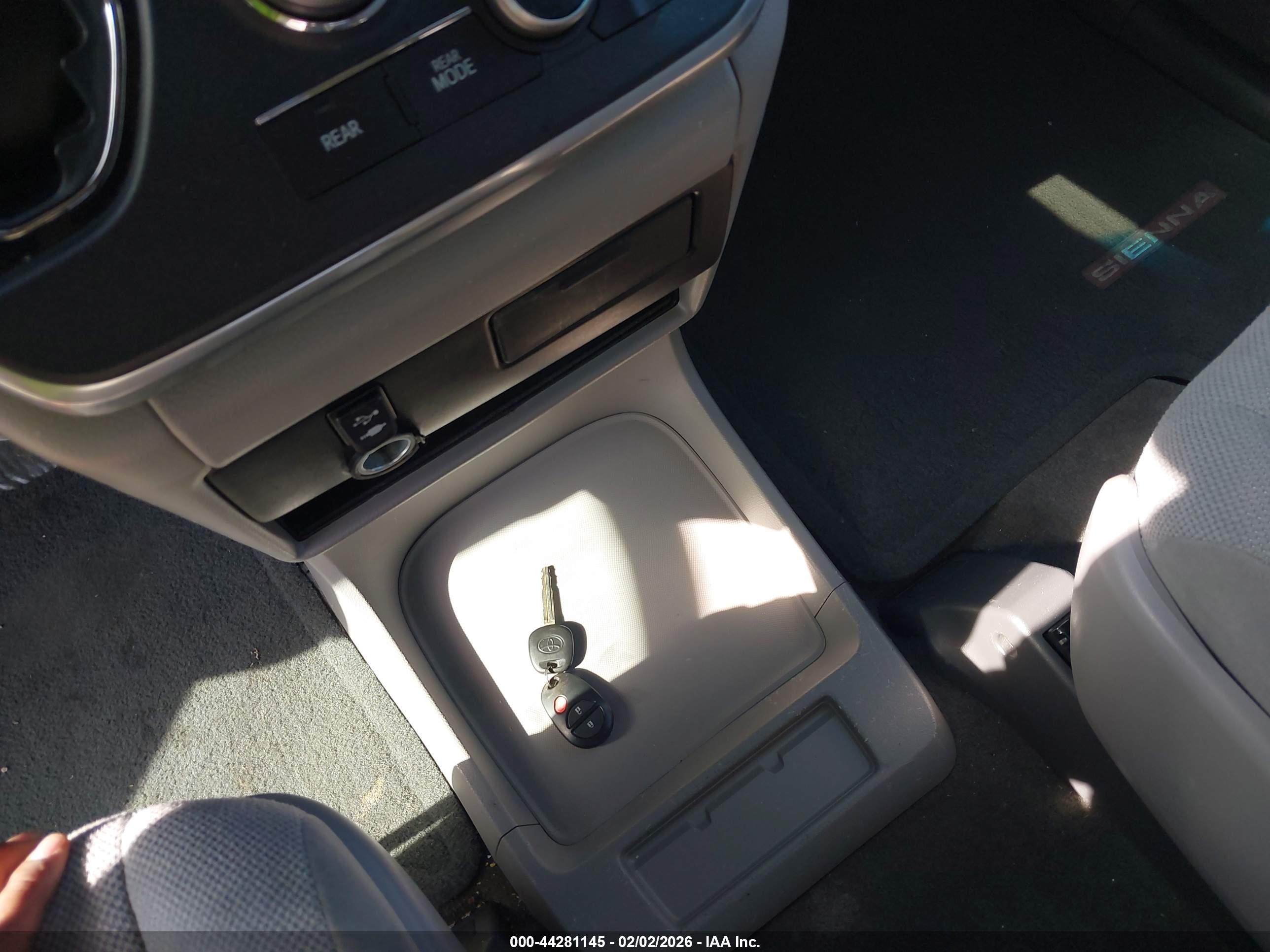 TOYOTA SIENNA image 11