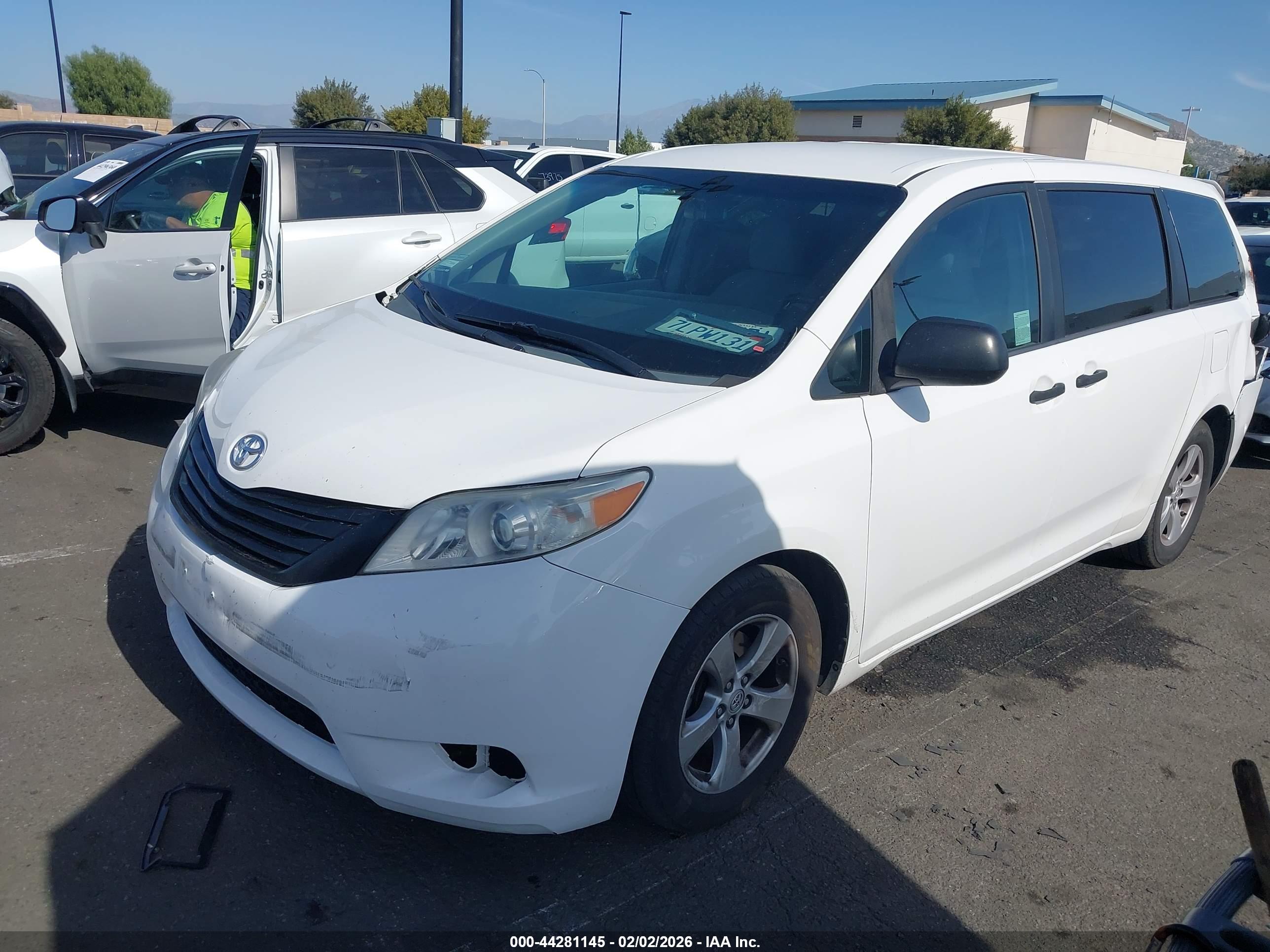TOYOTA SIENNA image 2