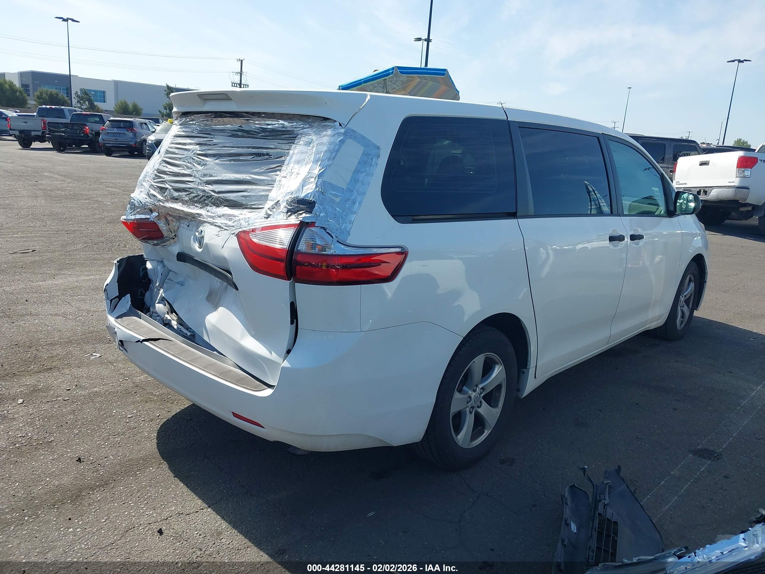 TOYOTA SIENNA image 4