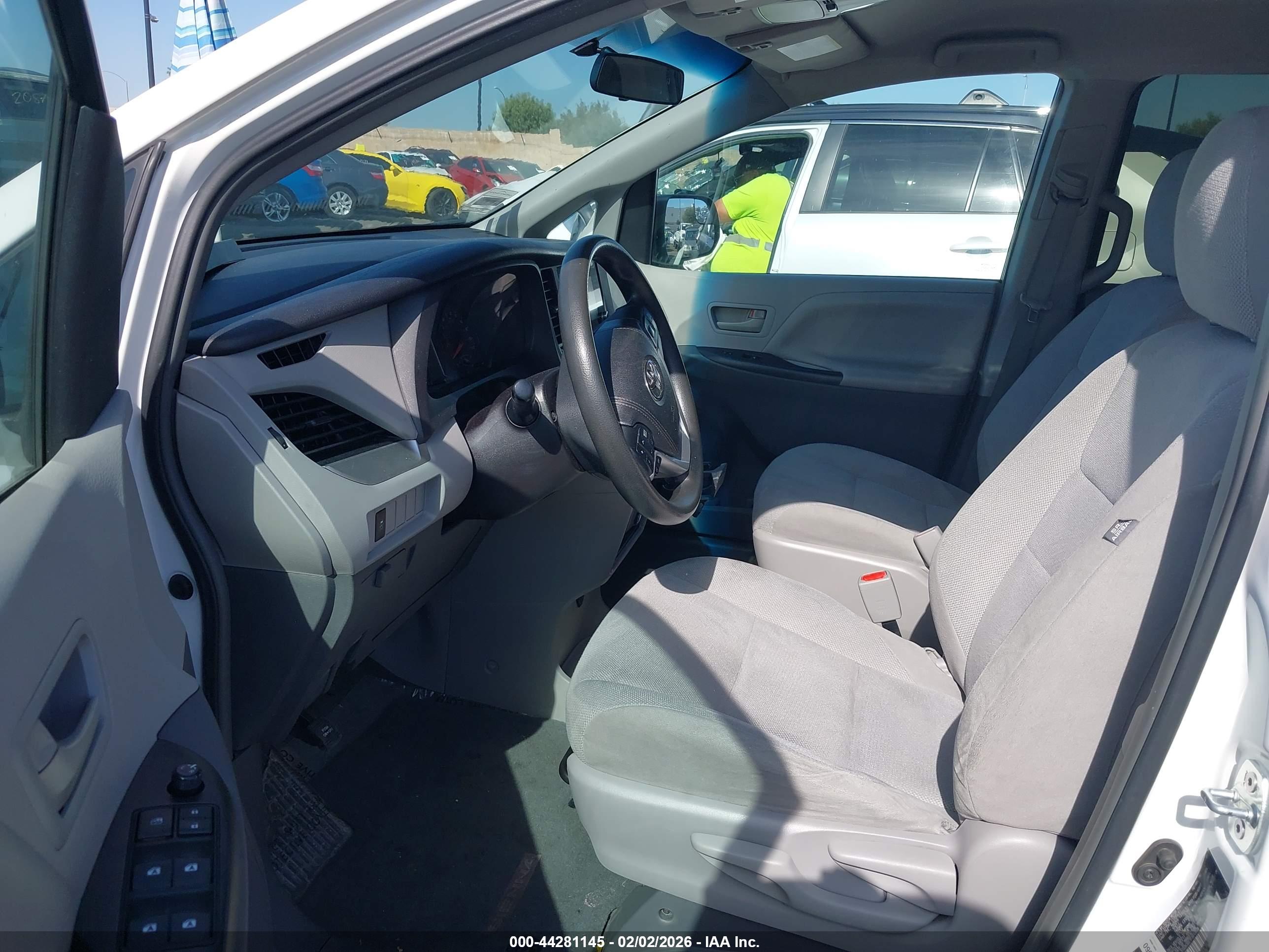 TOYOTA SIENNA image 5