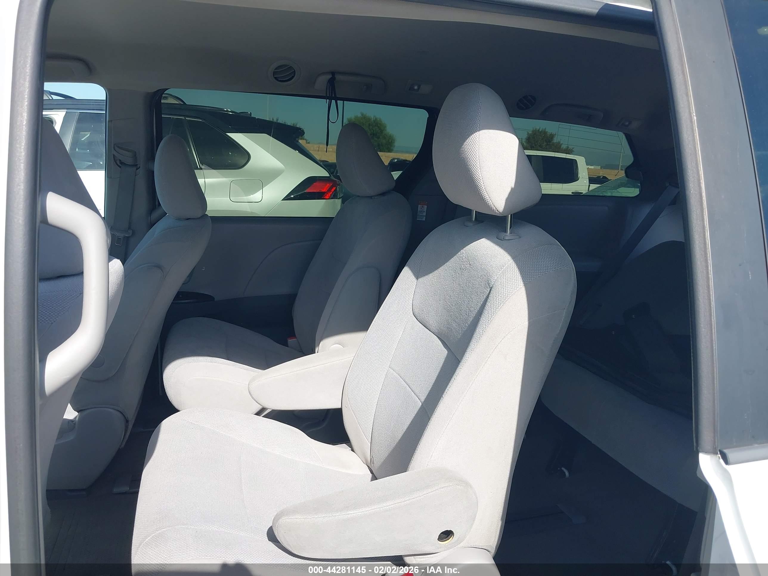 TOYOTA SIENNA image 8