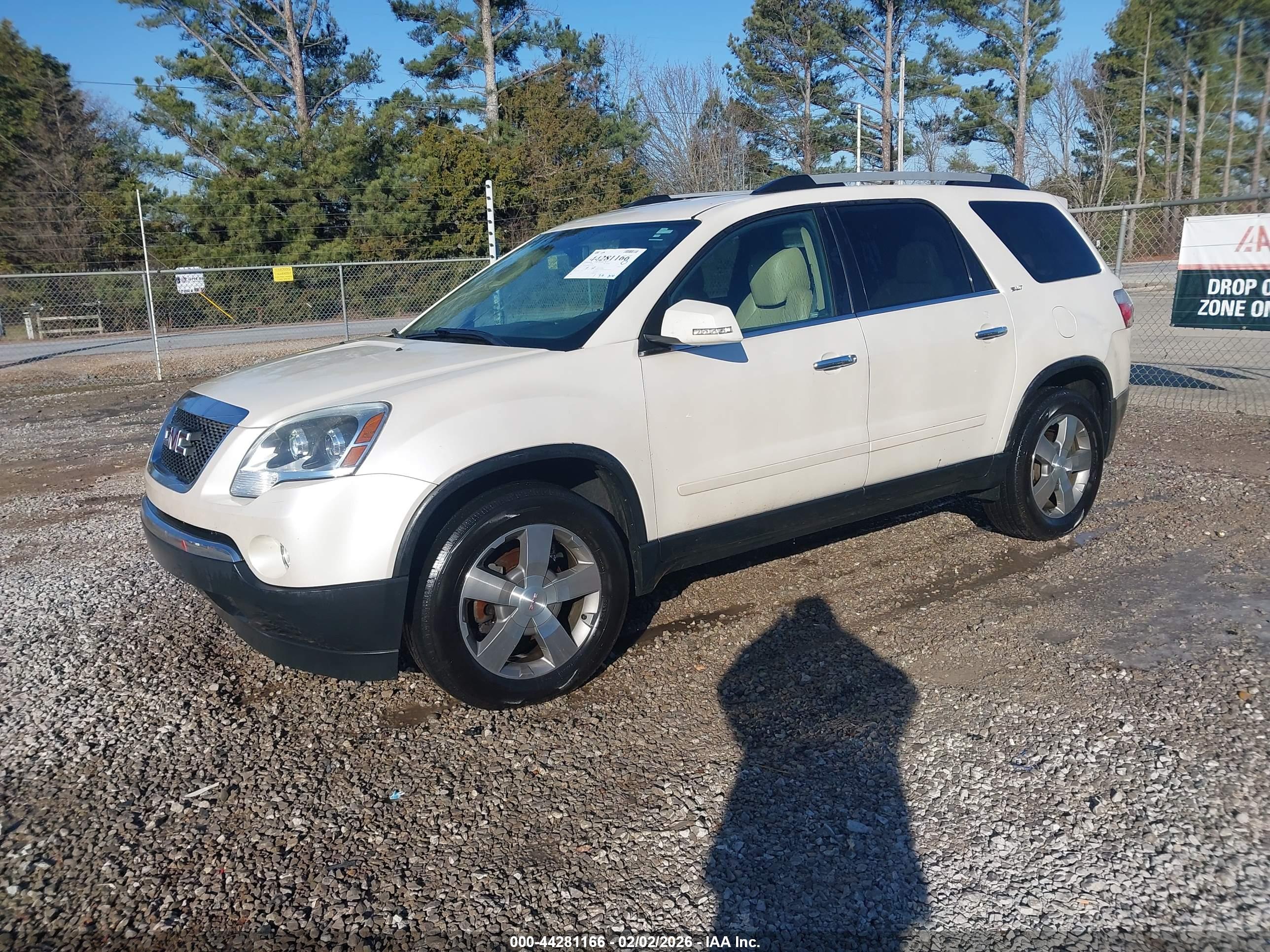 GMC ACADIA image 2