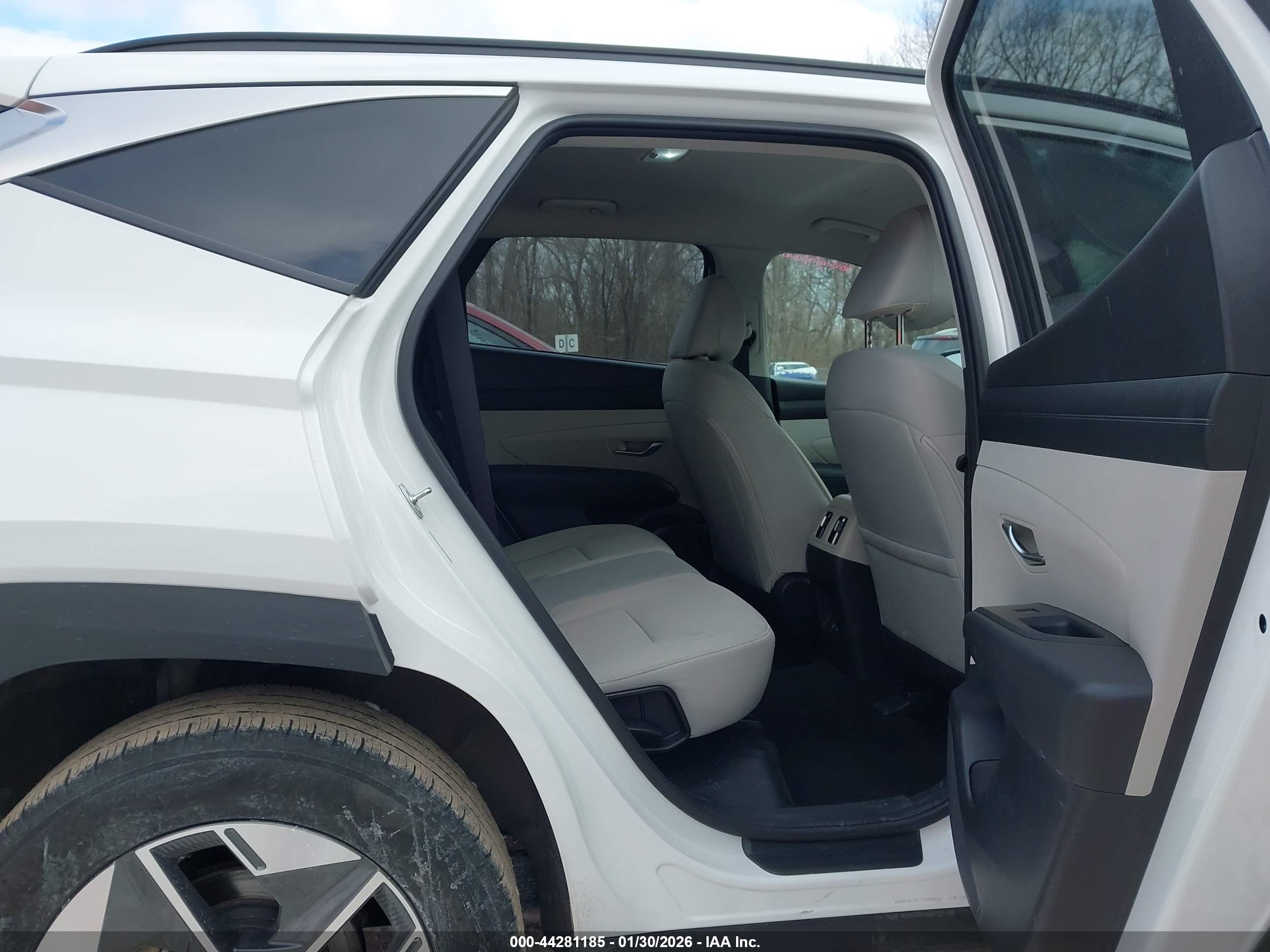 HYUNDAI TUCSON image 8