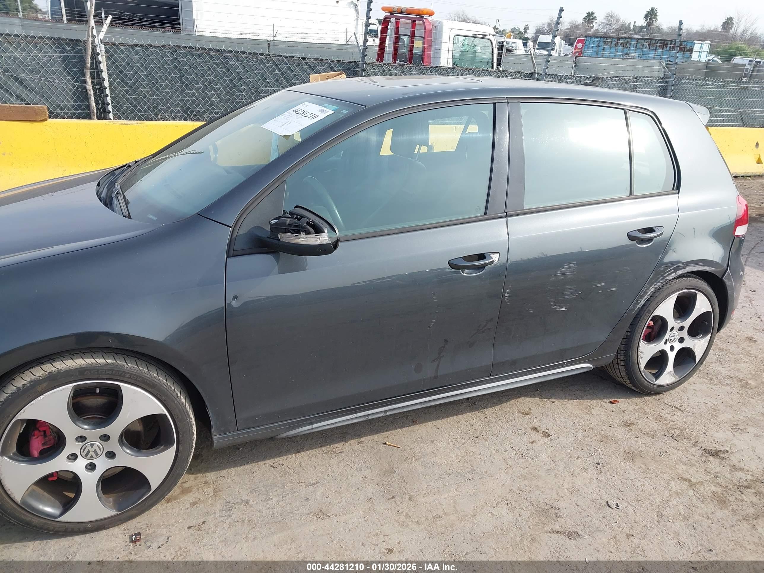 VOLKSWAGEN GTI image 6