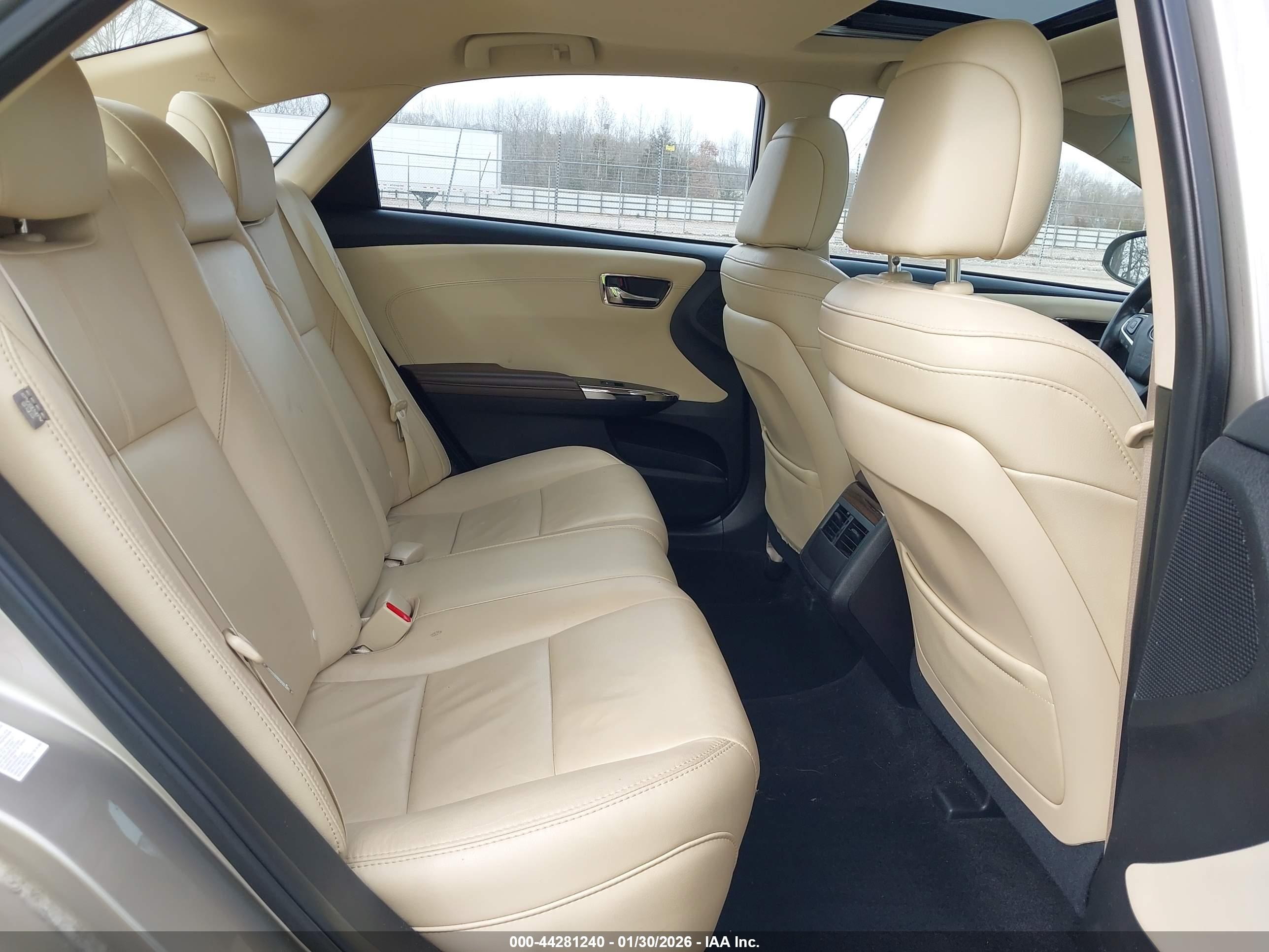 TOYOTA AVALON image 8