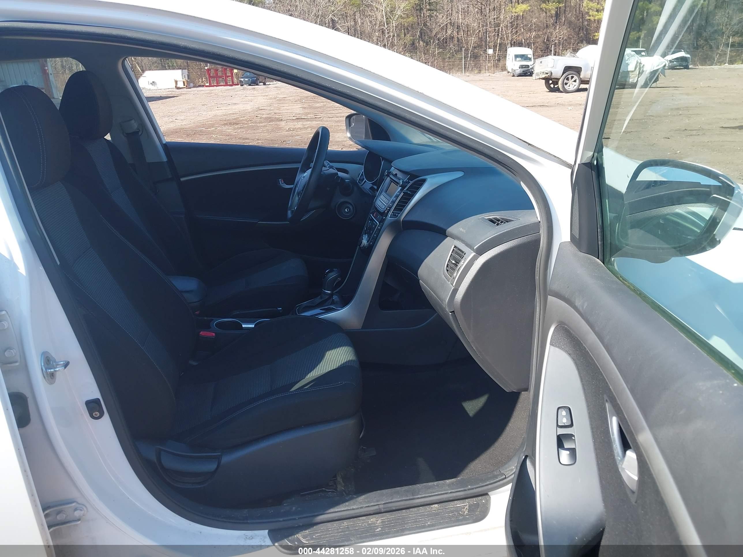 HYUNDAI ELANTRA image 5