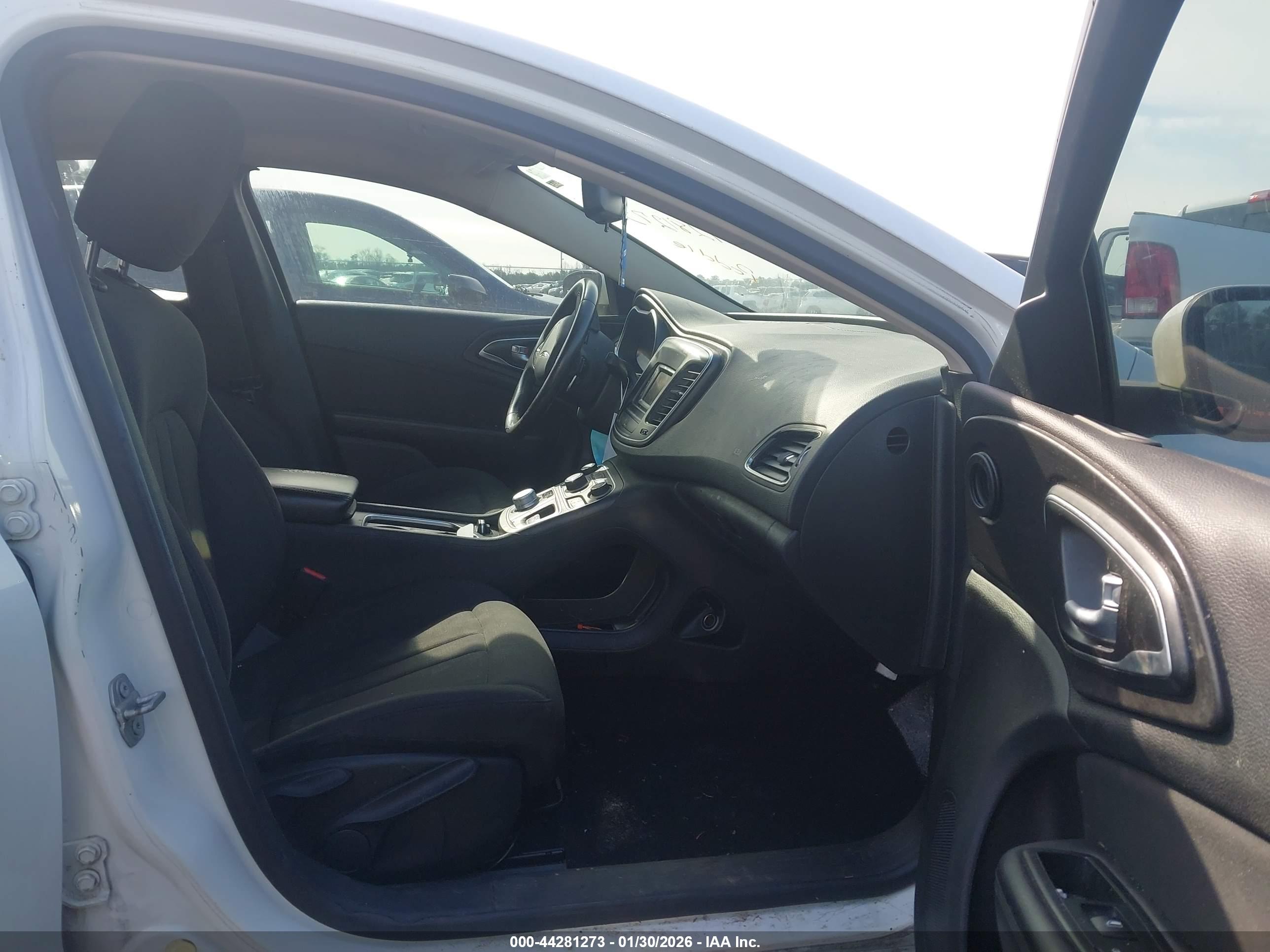 CHRYSLER 200 image 5