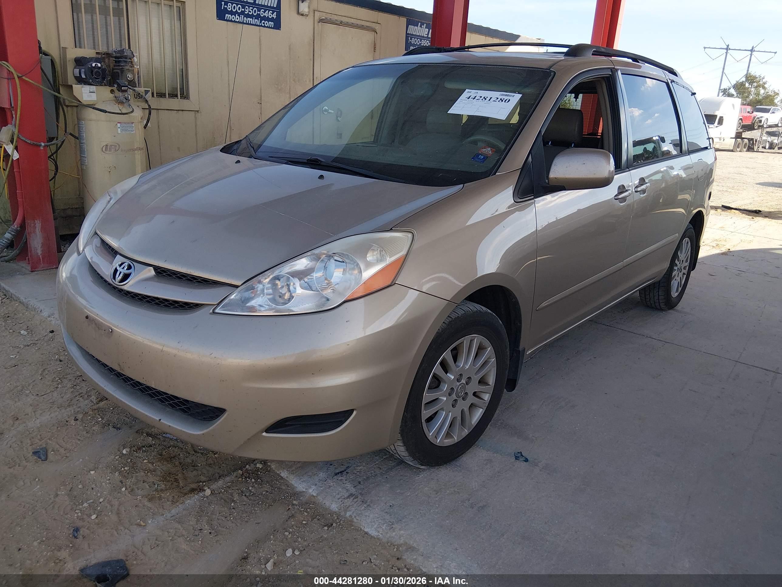 TOYOTA SIENNA image 2