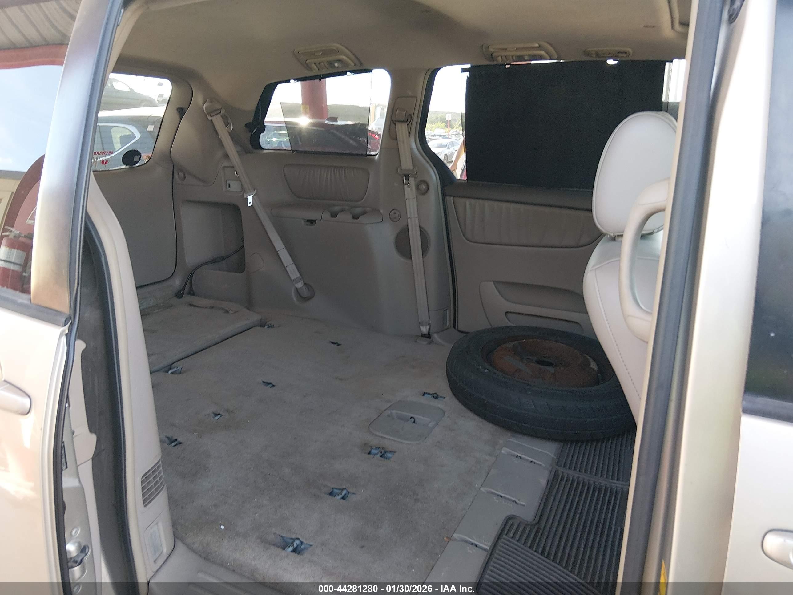 TOYOTA SIENNA image 8