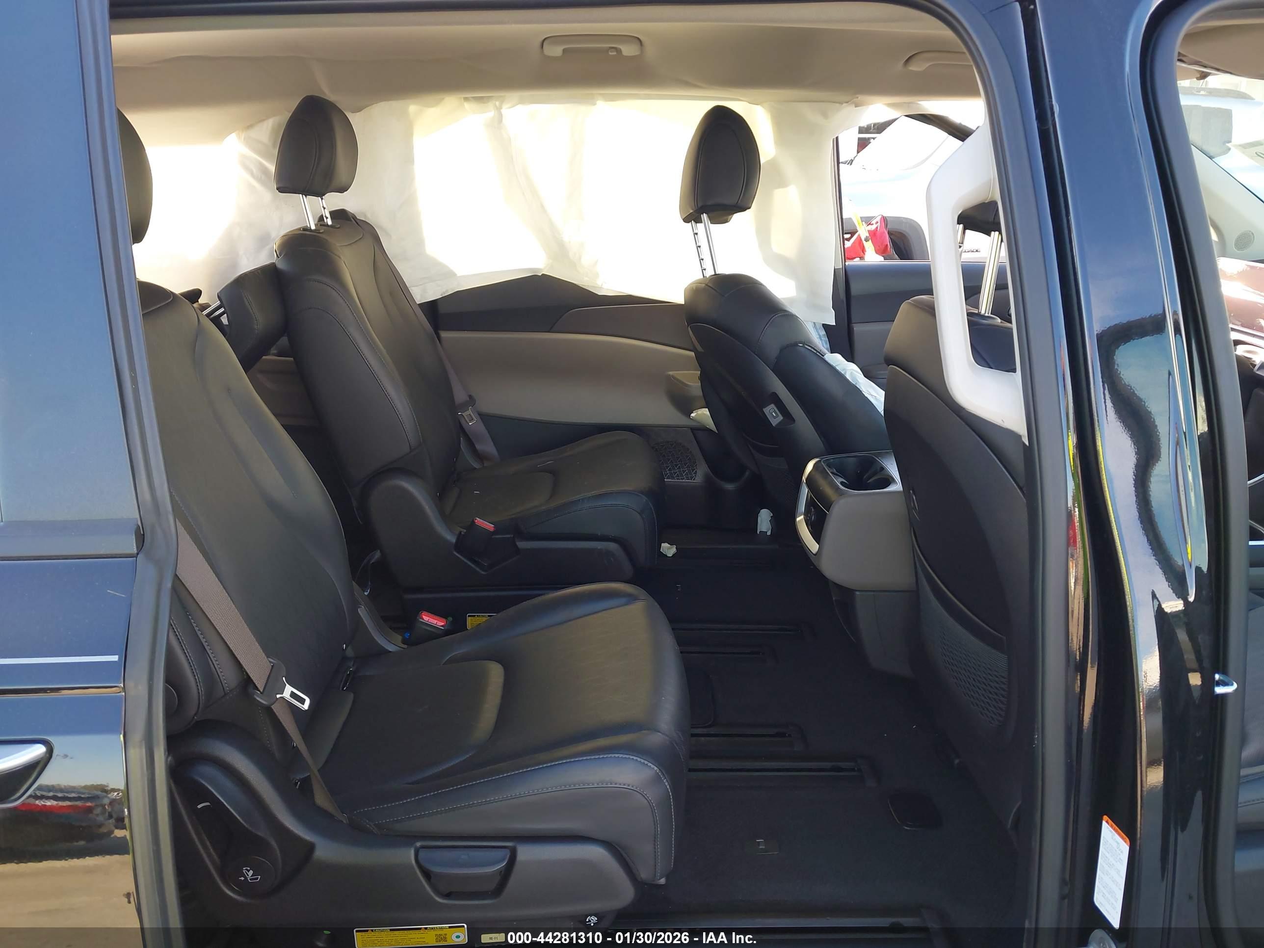 KIA CARNIVAL image 8