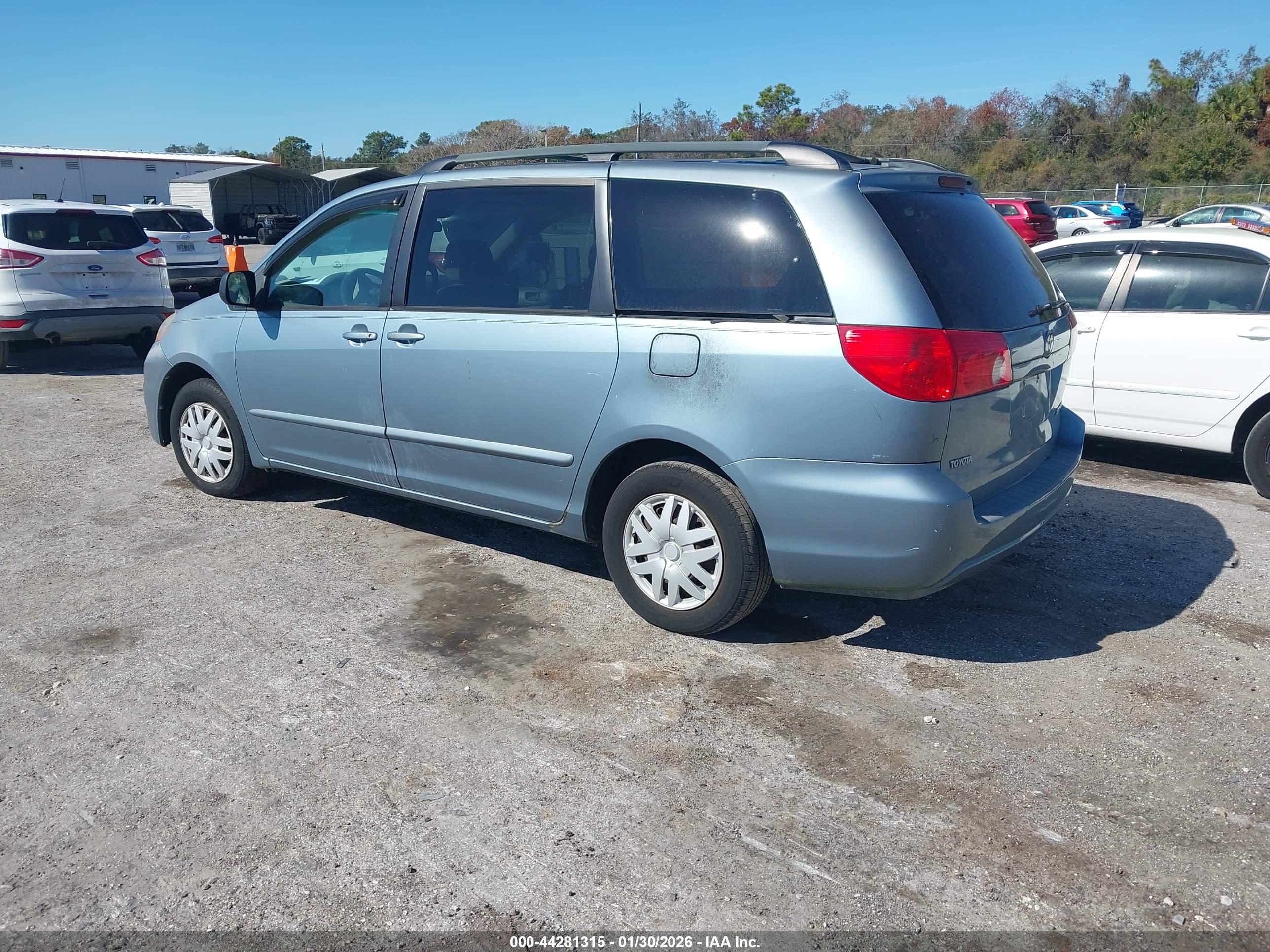 TOYOTA SIENNA image 3