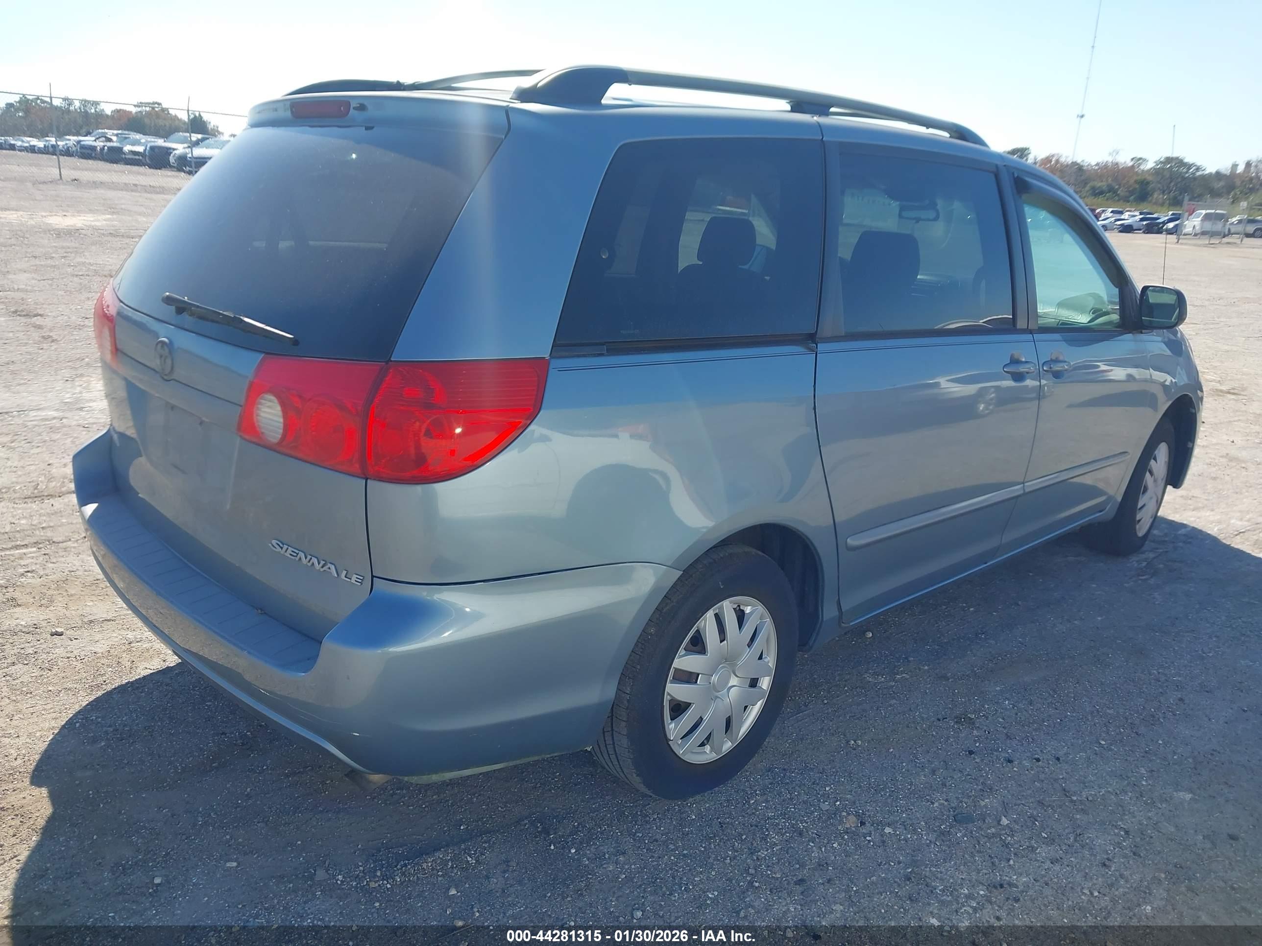 TOYOTA SIENNA image 4