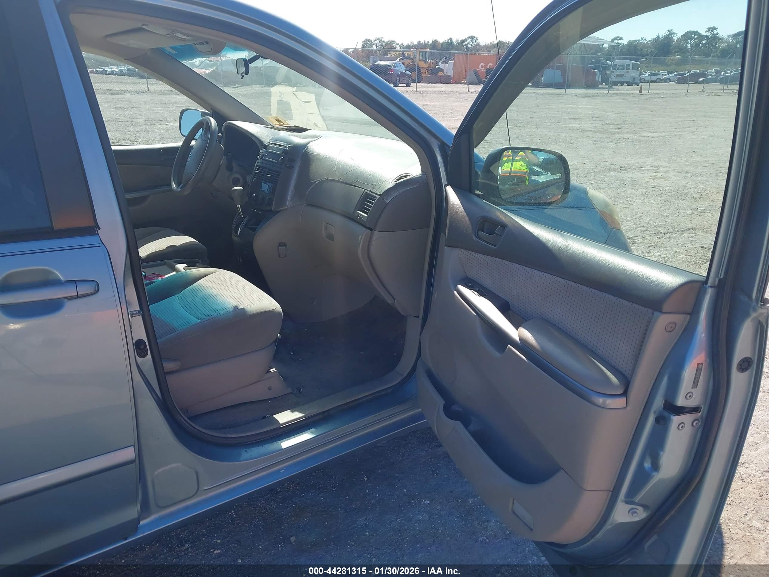 TOYOTA SIENNA image 5