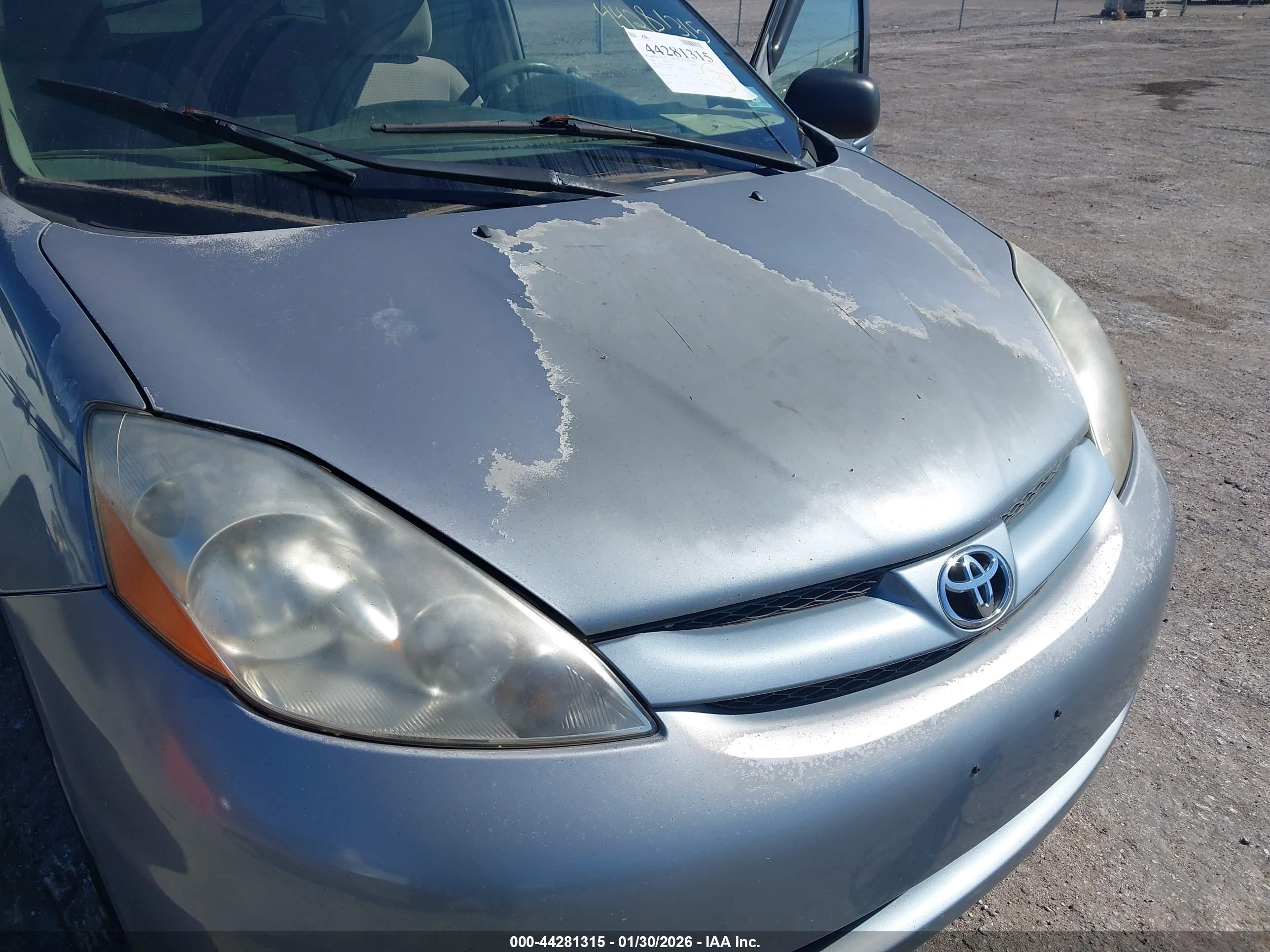 TOYOTA SIENNA image 6