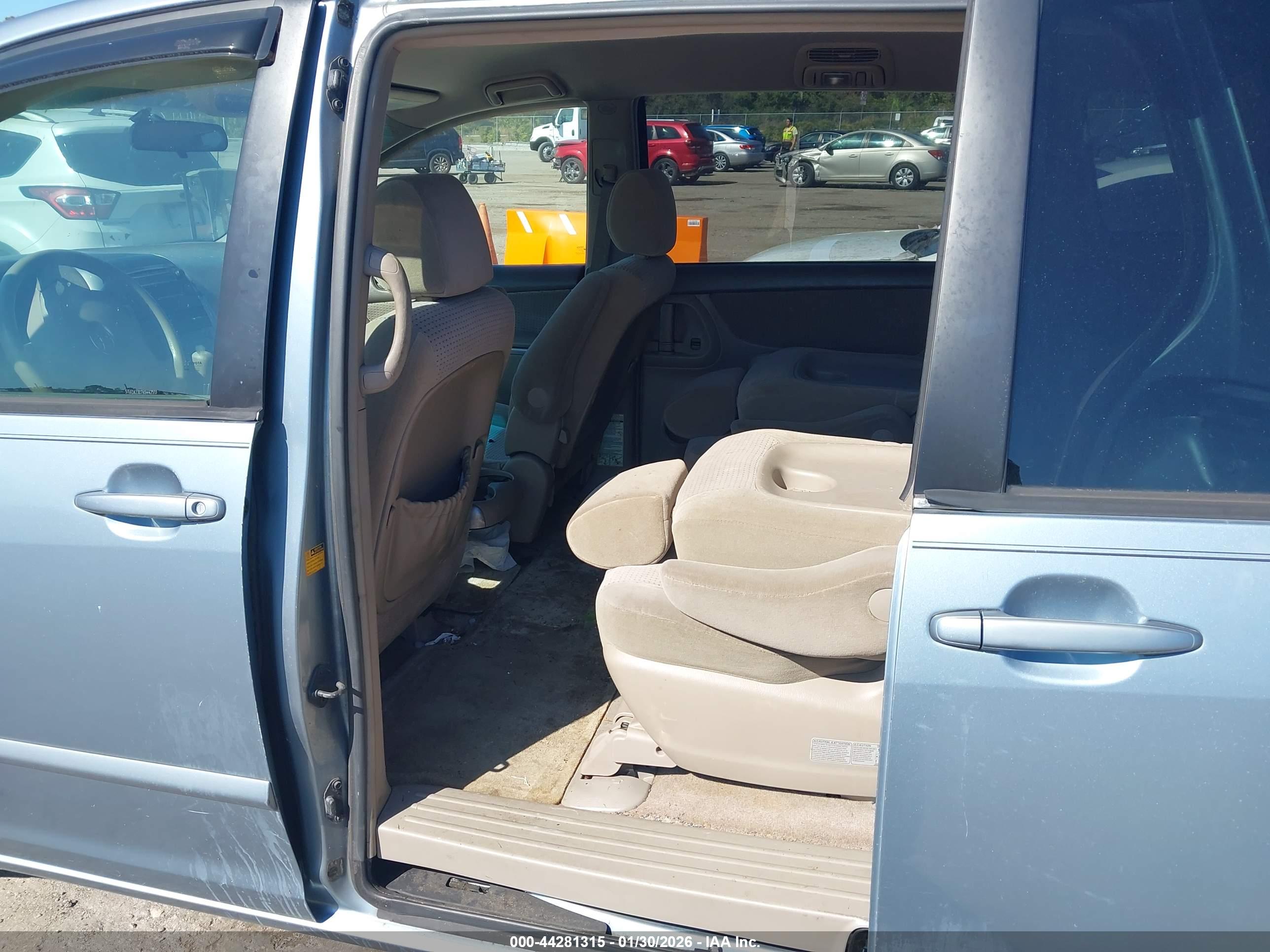 TOYOTA SIENNA image 8