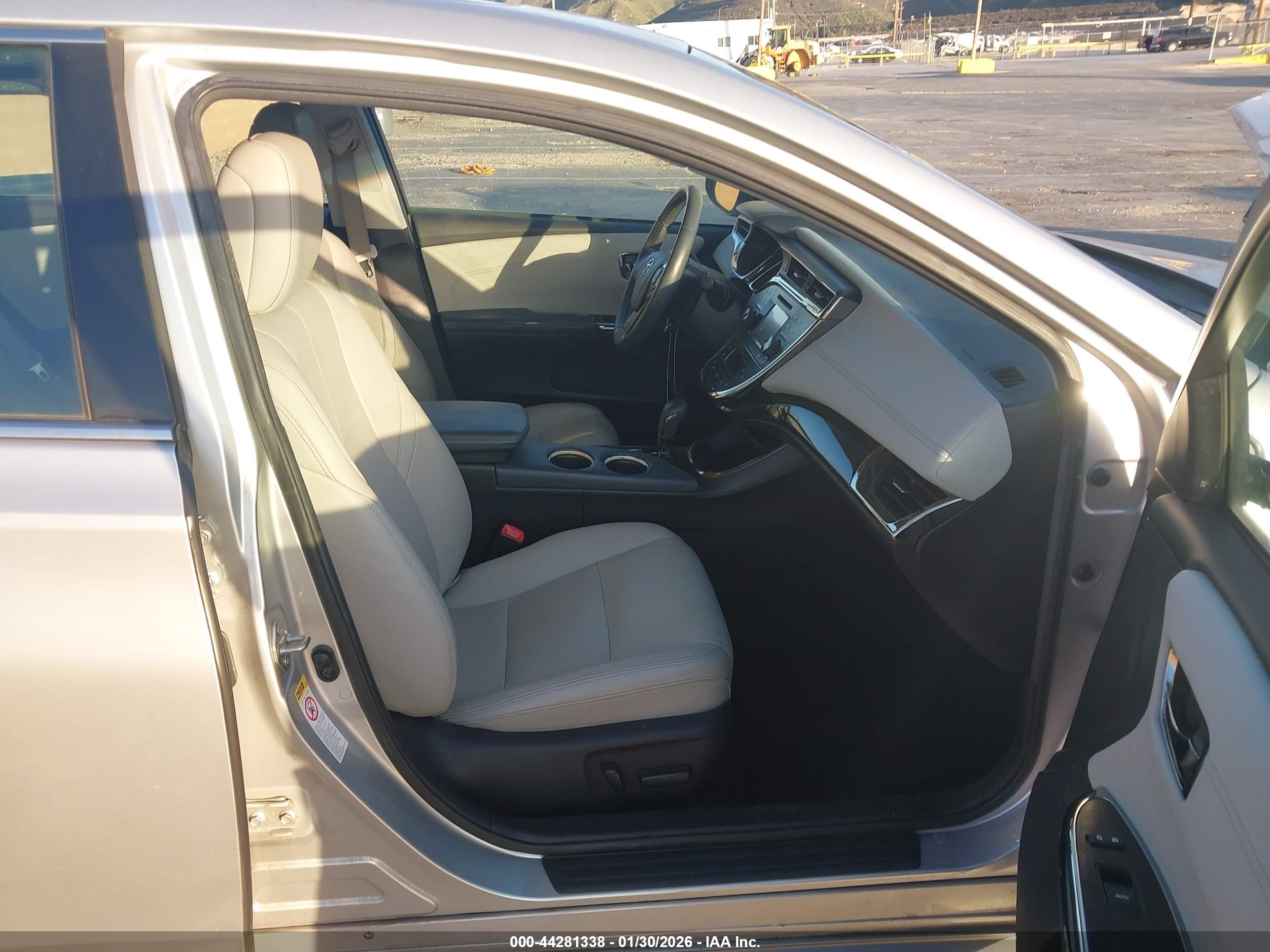 TOYOTA AVALON image 5