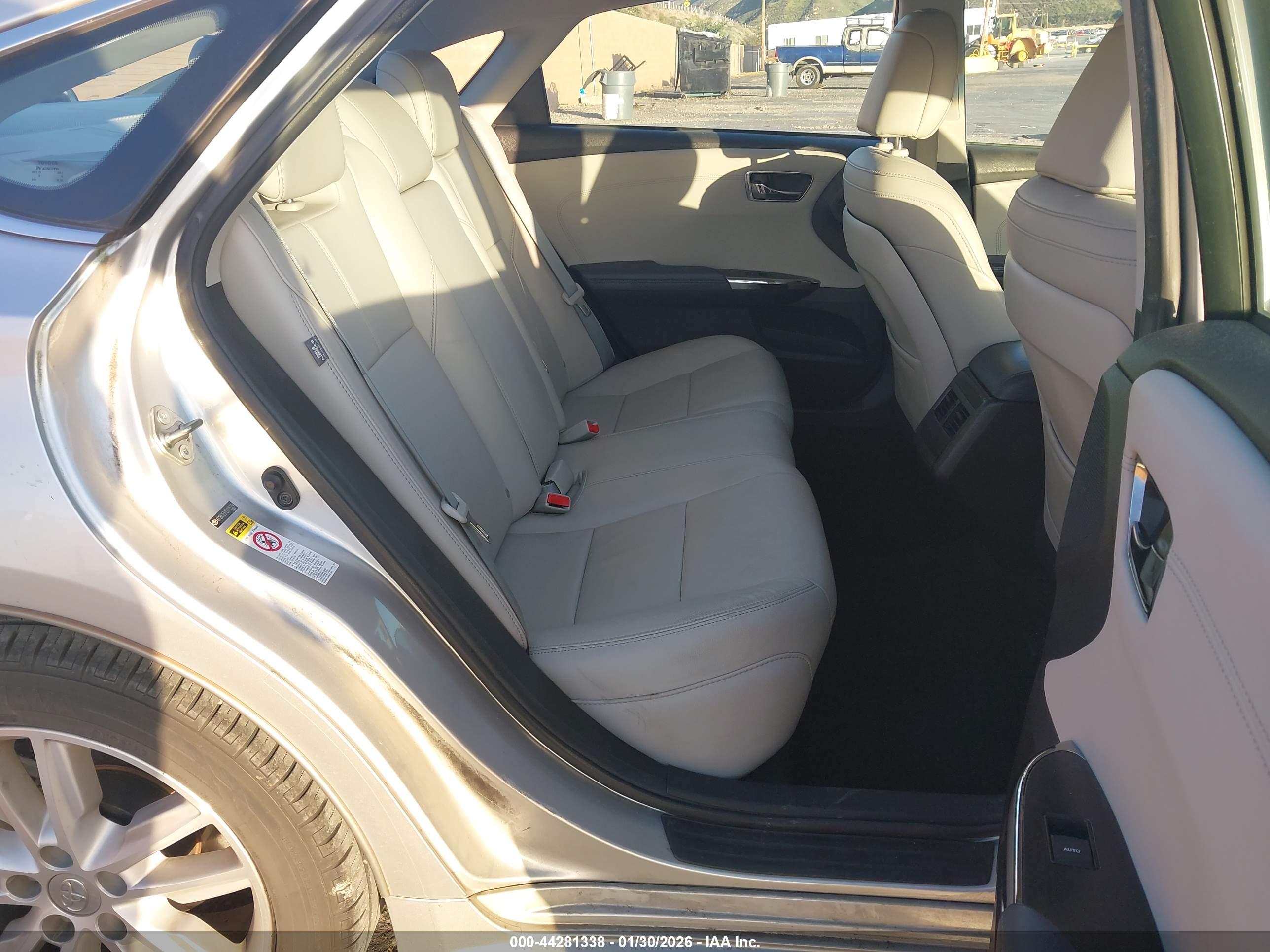 TOYOTA AVALON image 8