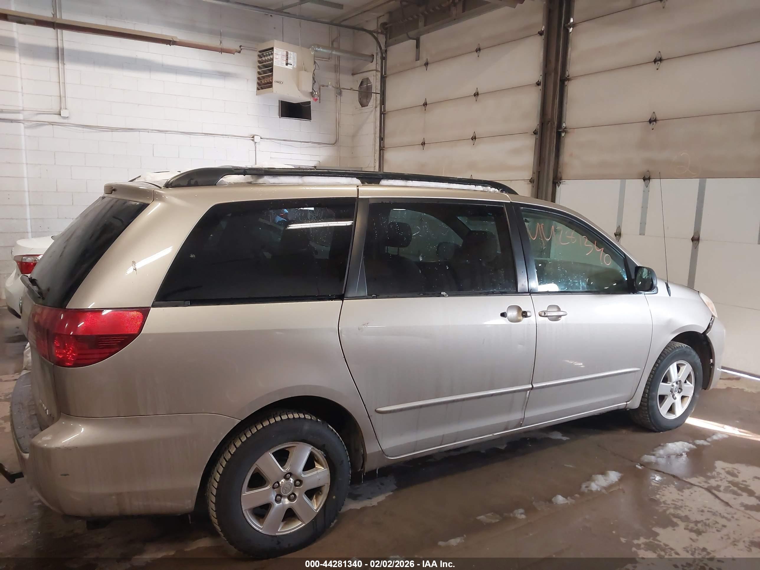TOYOTA SIENNA image 3