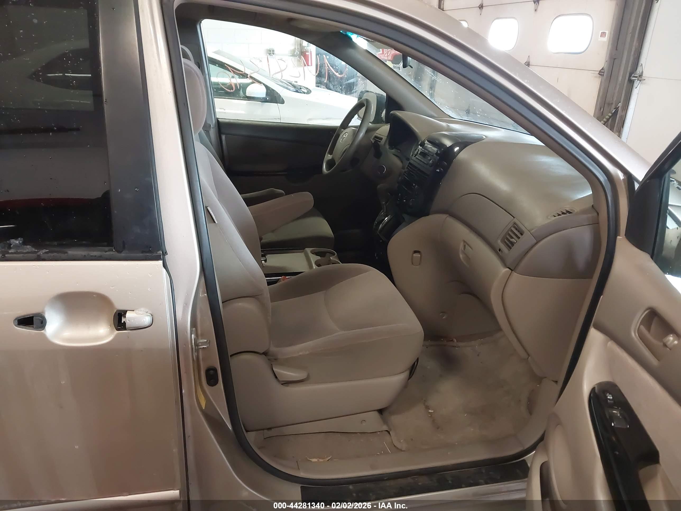 TOYOTA SIENNA image 5