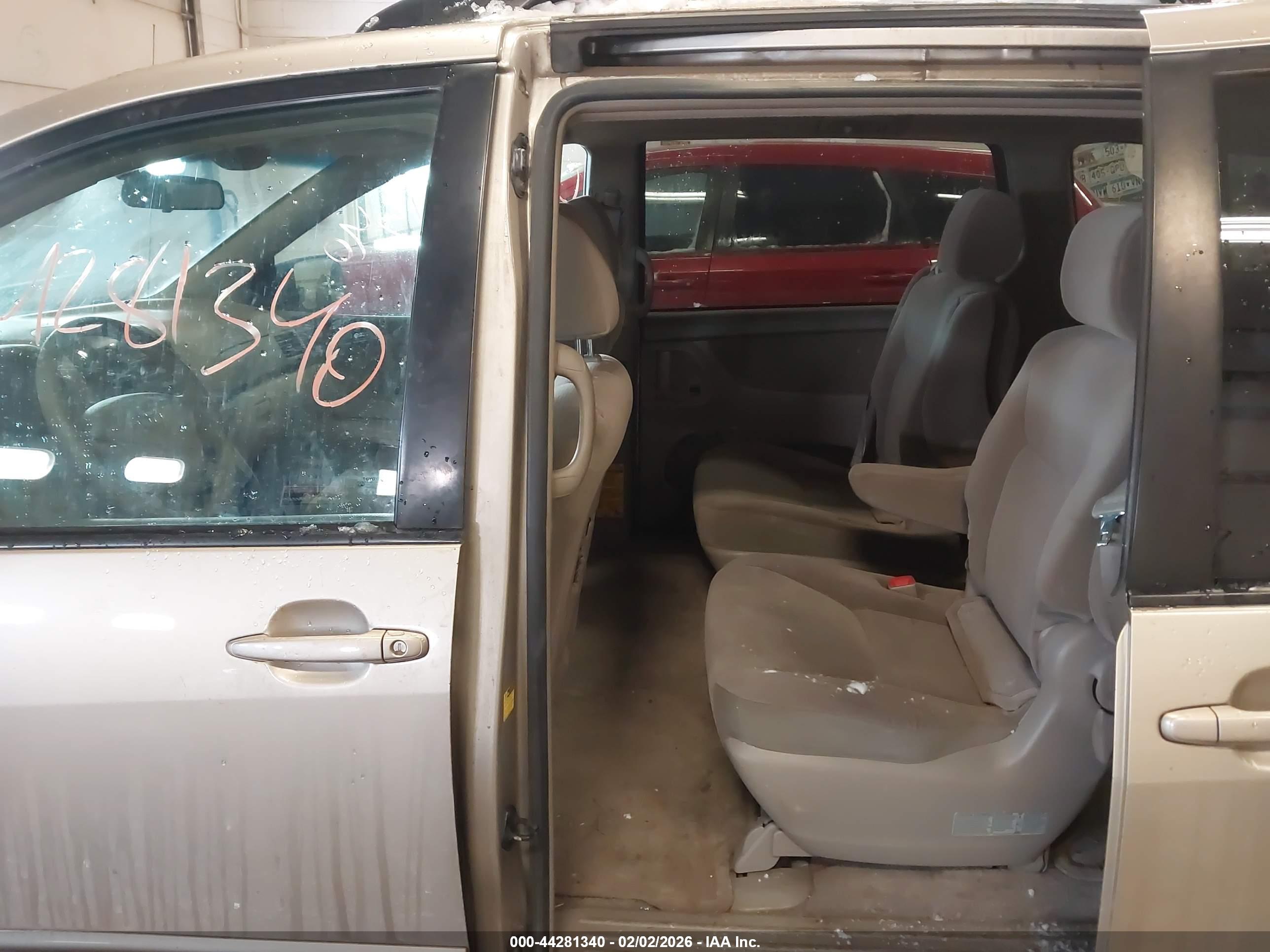 TOYOTA SIENNA image 8
