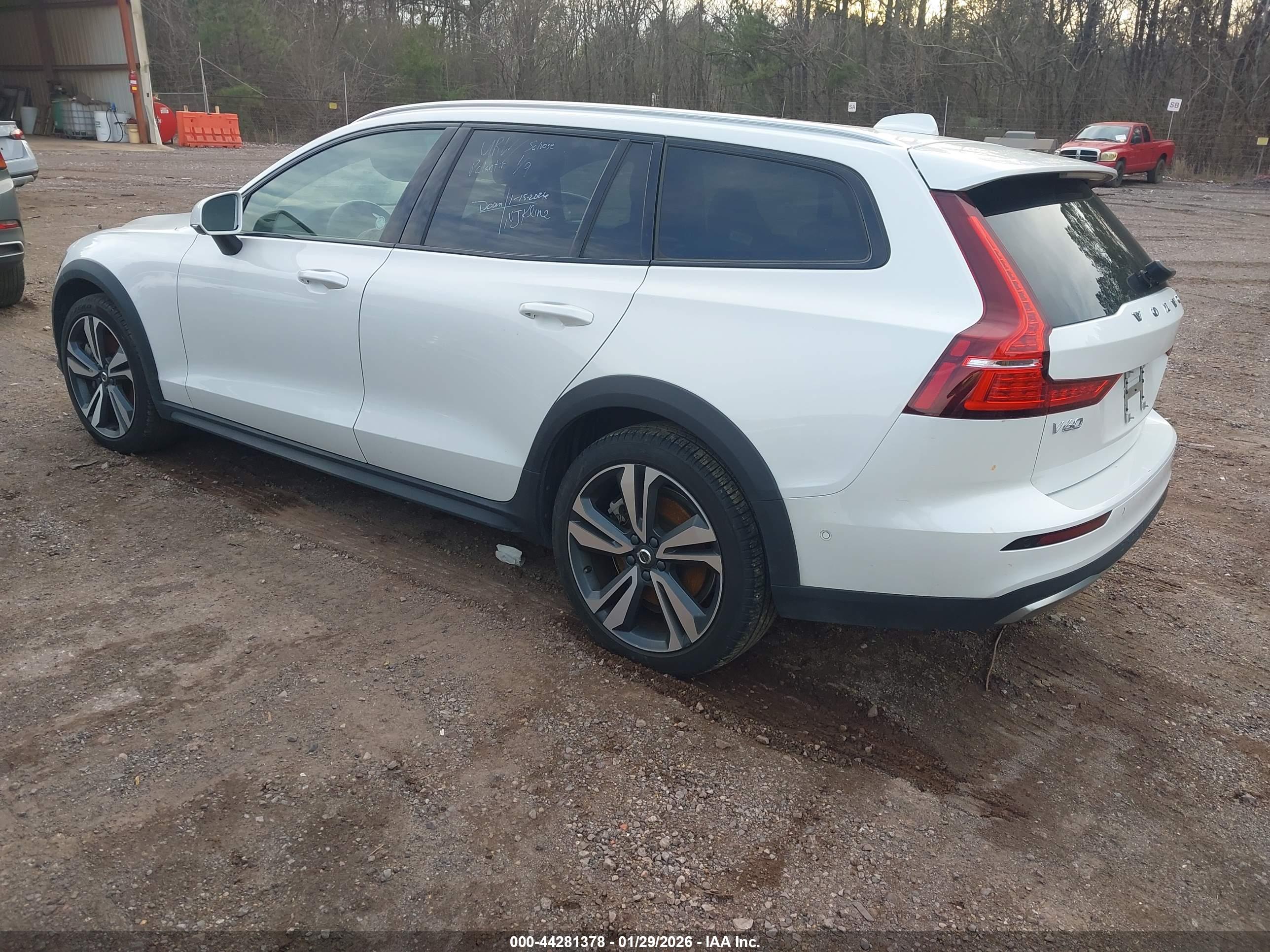 VOLVO V60 image 3