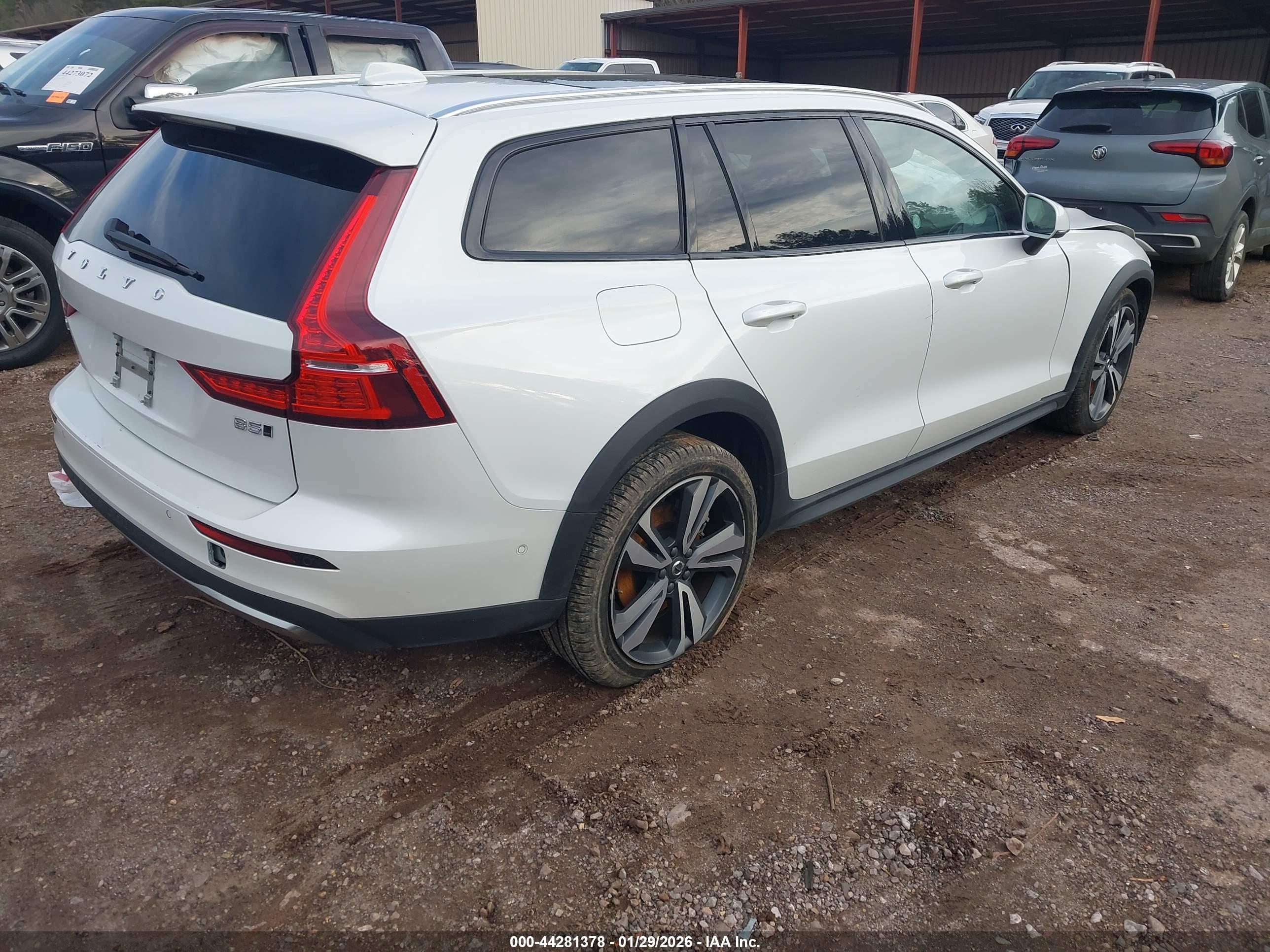 VOLVO V60 image 4