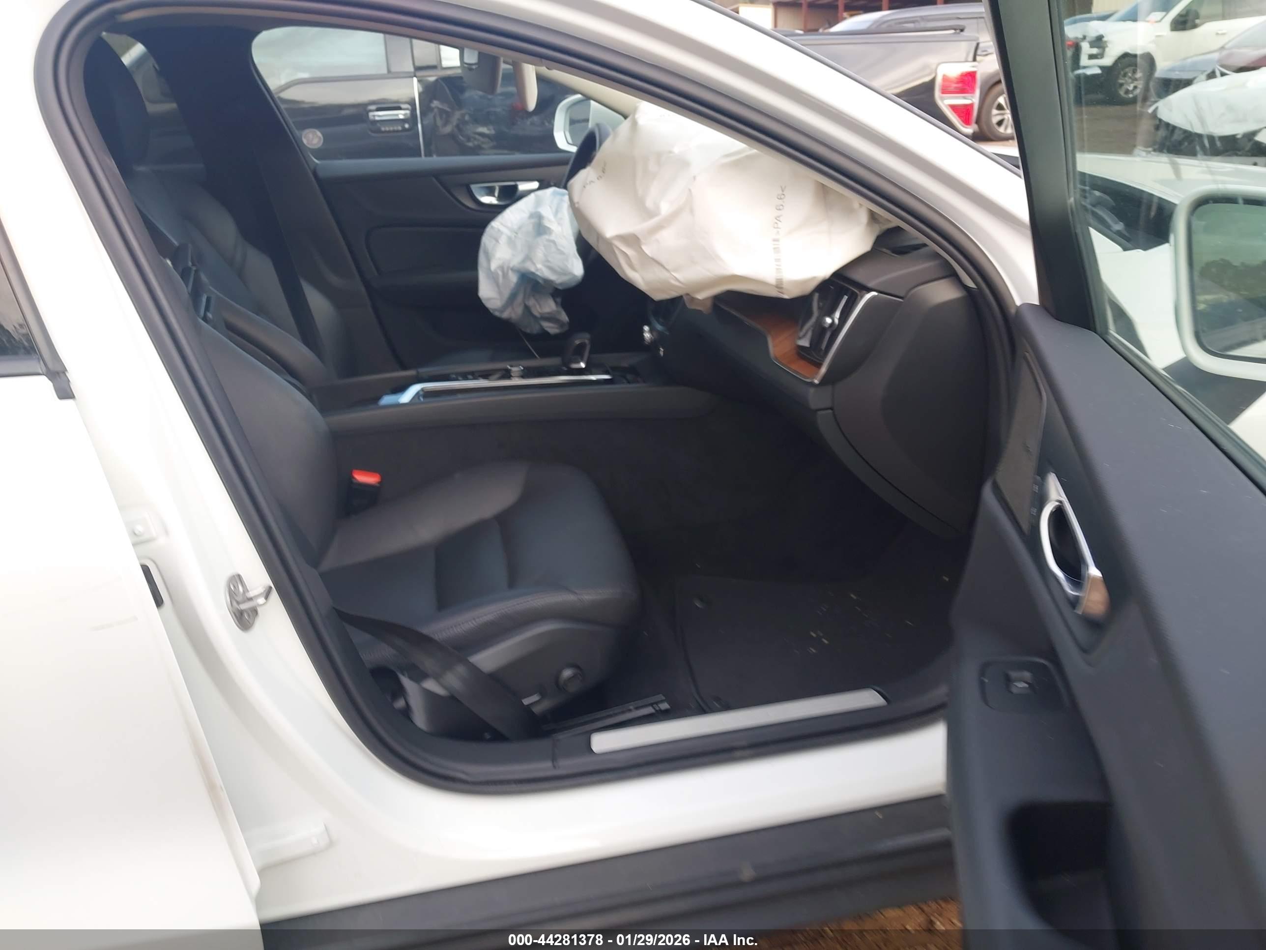 VOLVO V60 image 5